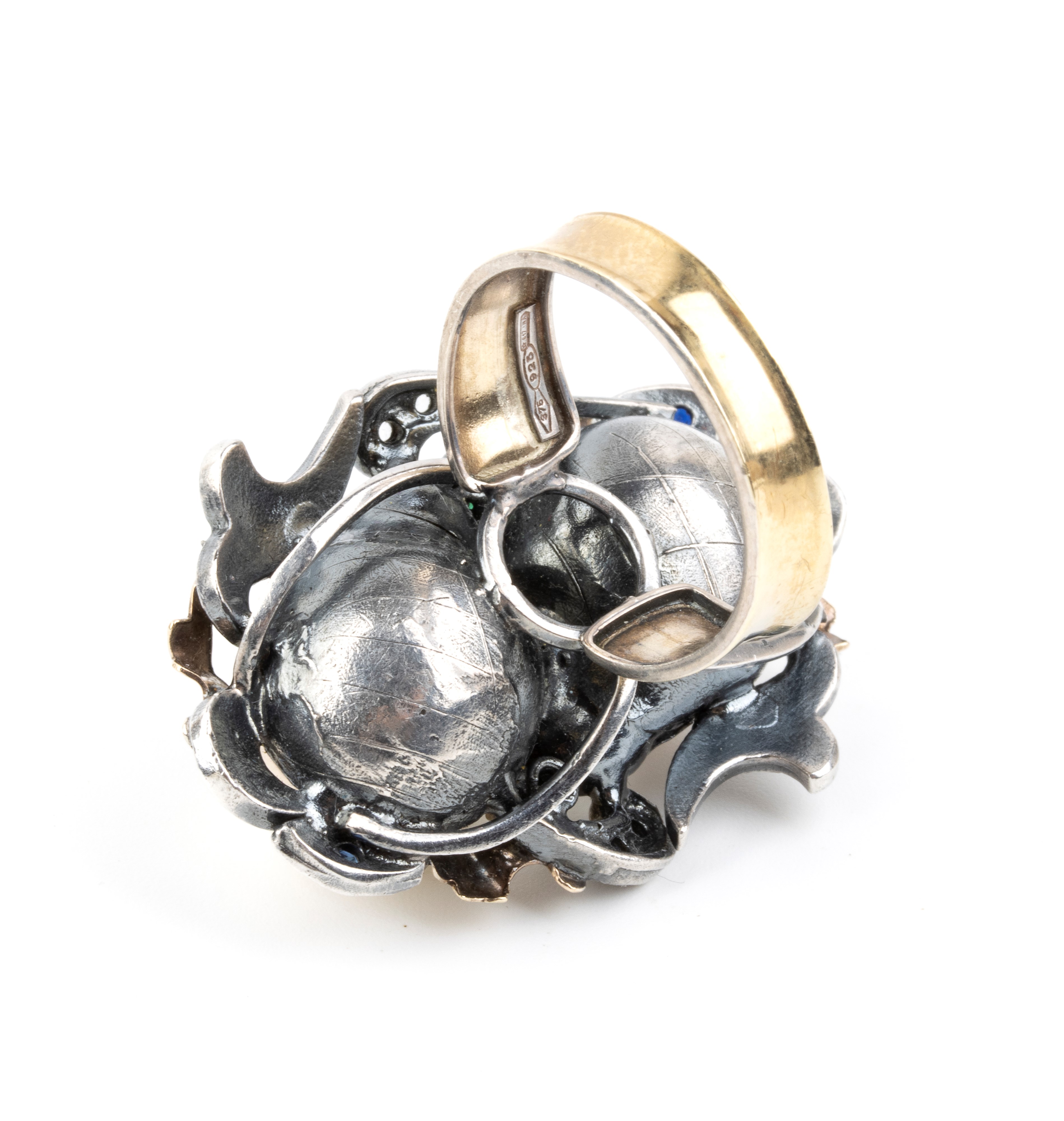 Anello in oro e argento 9k con coppia di perle scaramazze, diamanti, rubini e smeraldi