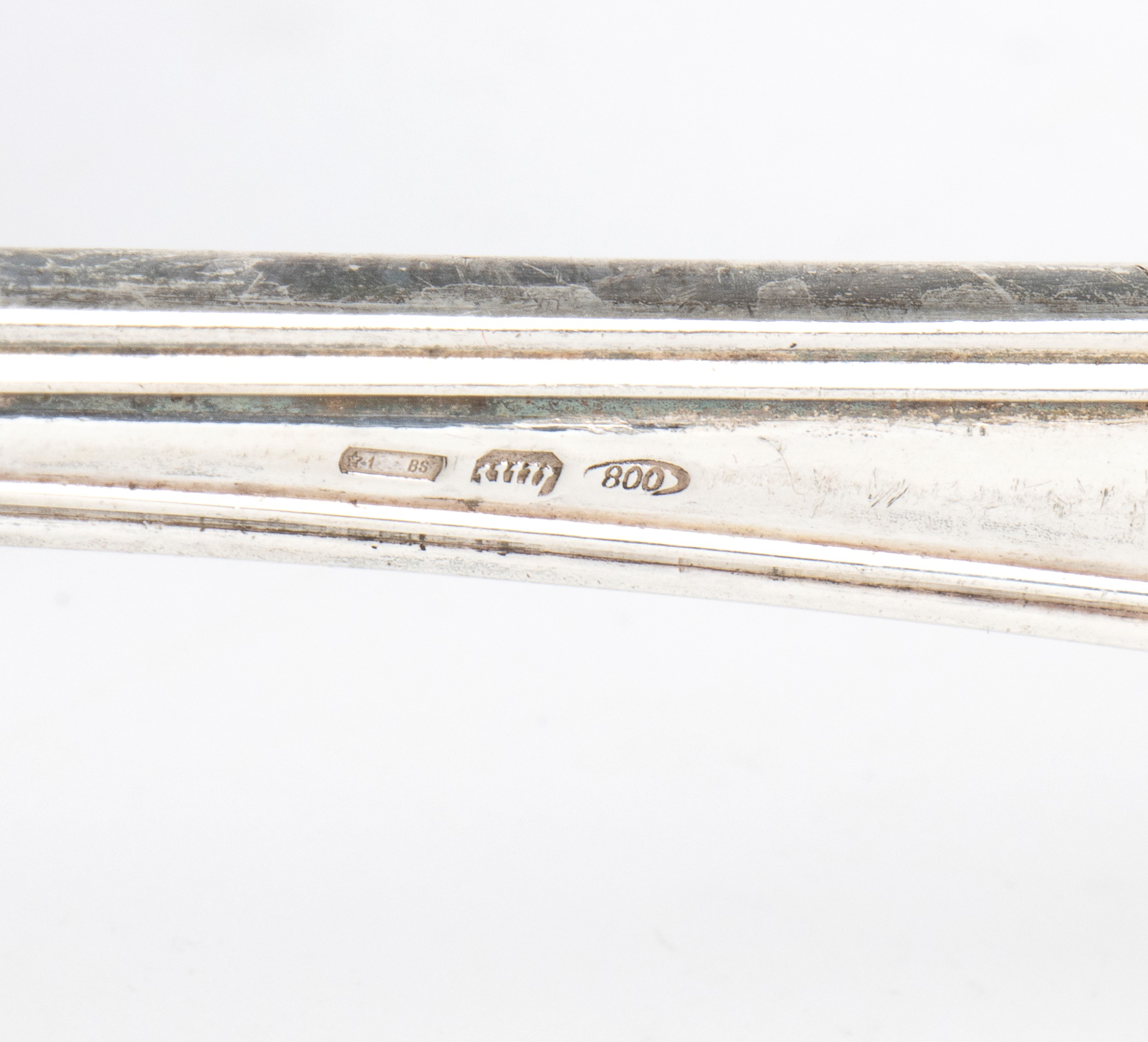 Gruppo di oggetti italiani in argento 800/1000 con saliere e posateria, XX secolo