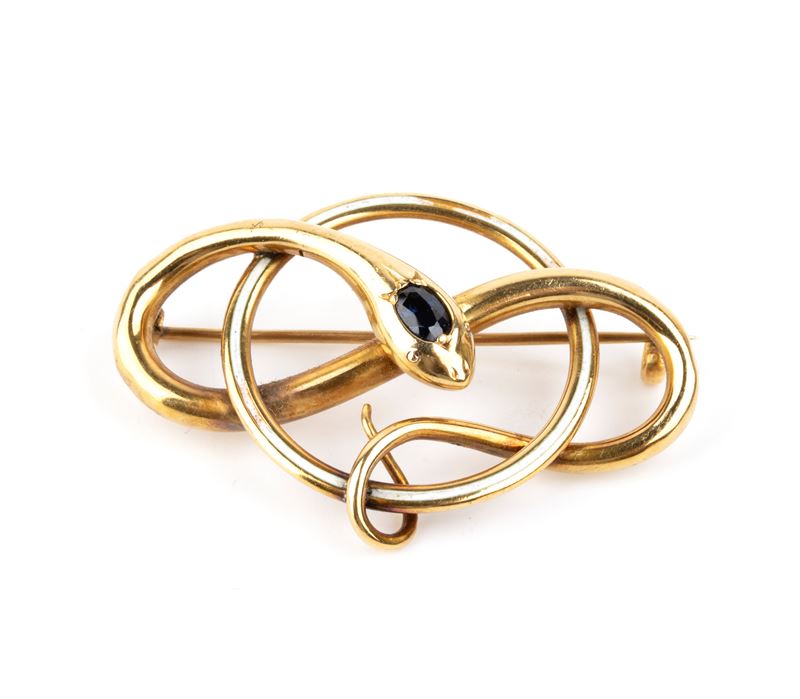 Italia (circa 1865-1890), Spilla a forma di serpente annodato in oro con zaffiro blu incastonato