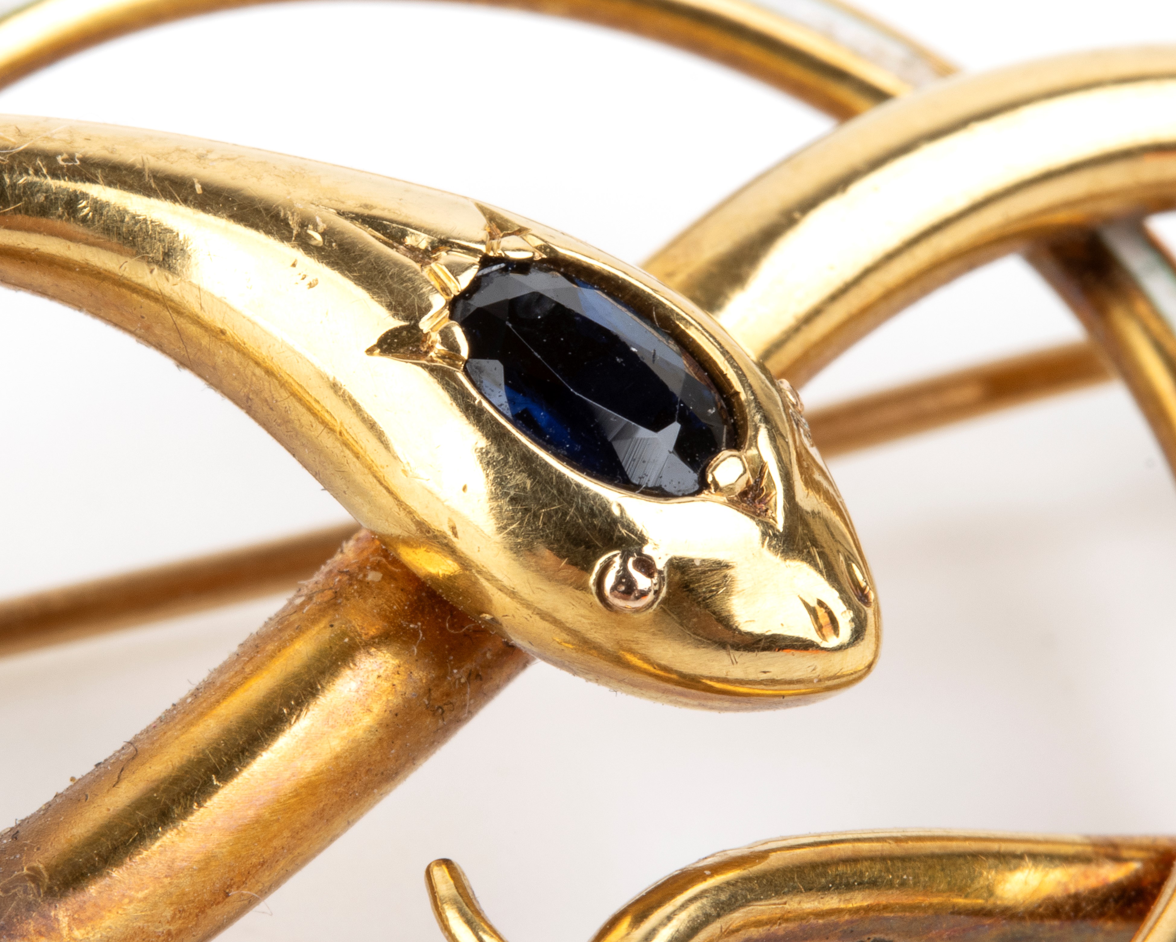 Italia (circa 1865-1890), Spilla a forma di serpente annodato in oro con zaffiro blu incastonato