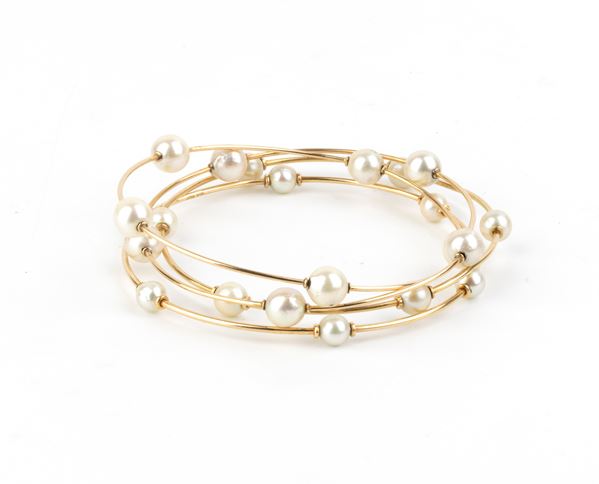 Quattro bracciali a cerchio in oro e perle 