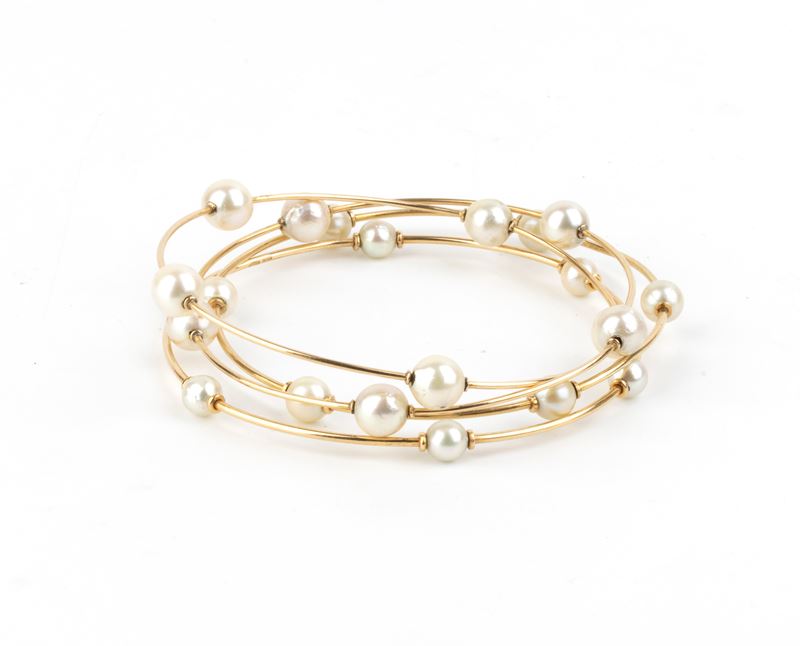 Oro giallo, quattro bracciali a cerchio con perle coltivate d’acqua salata