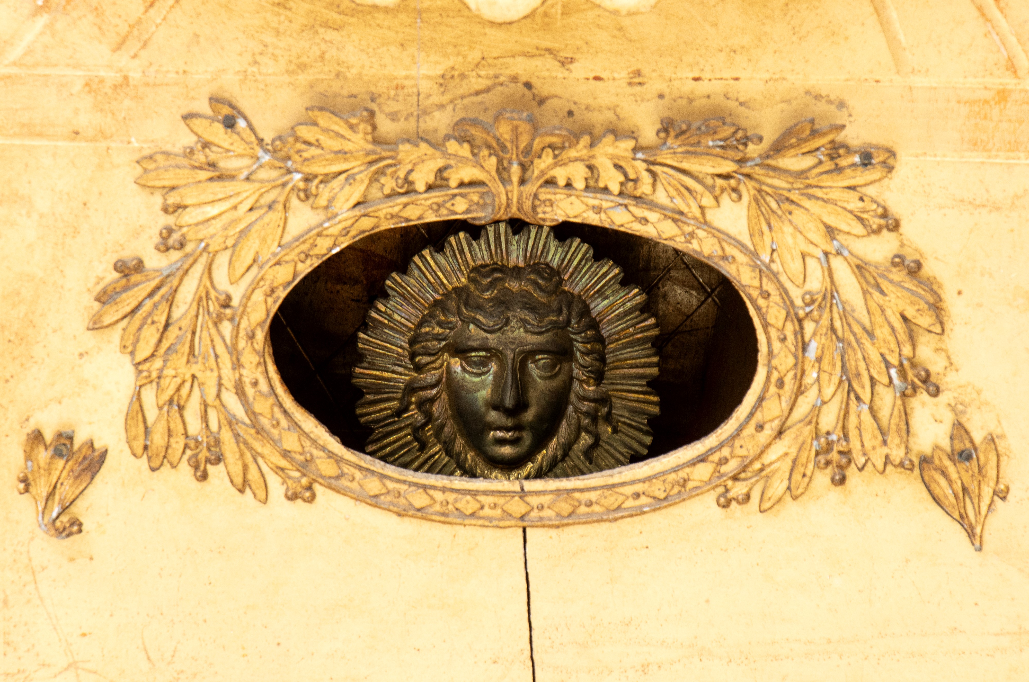 Austria inizio XIX secolo, Orologio a pendolo da parete in legno dorato