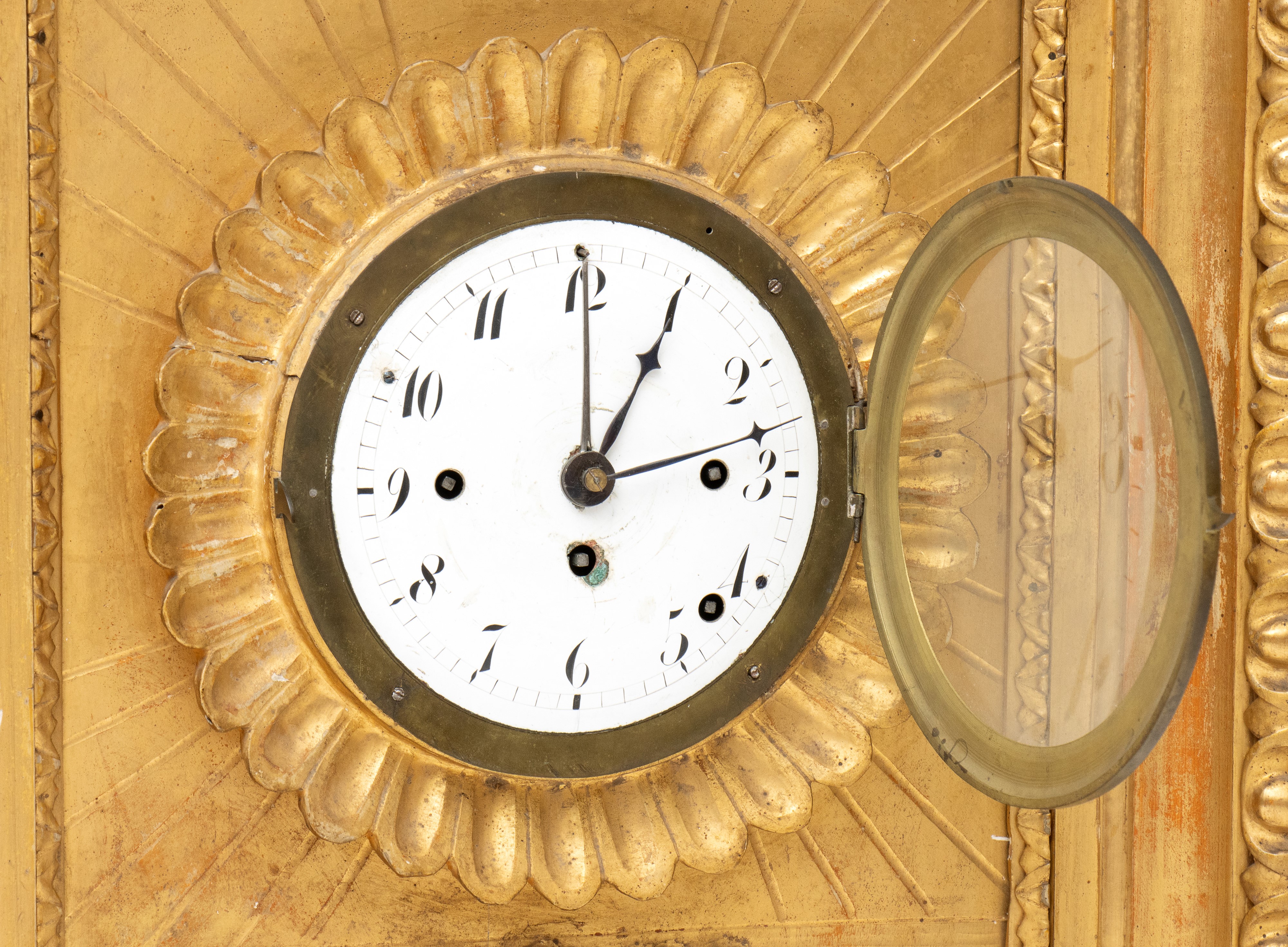 Austria inizio XIX secolo, Orologio a pendolo da parete in legno dorato