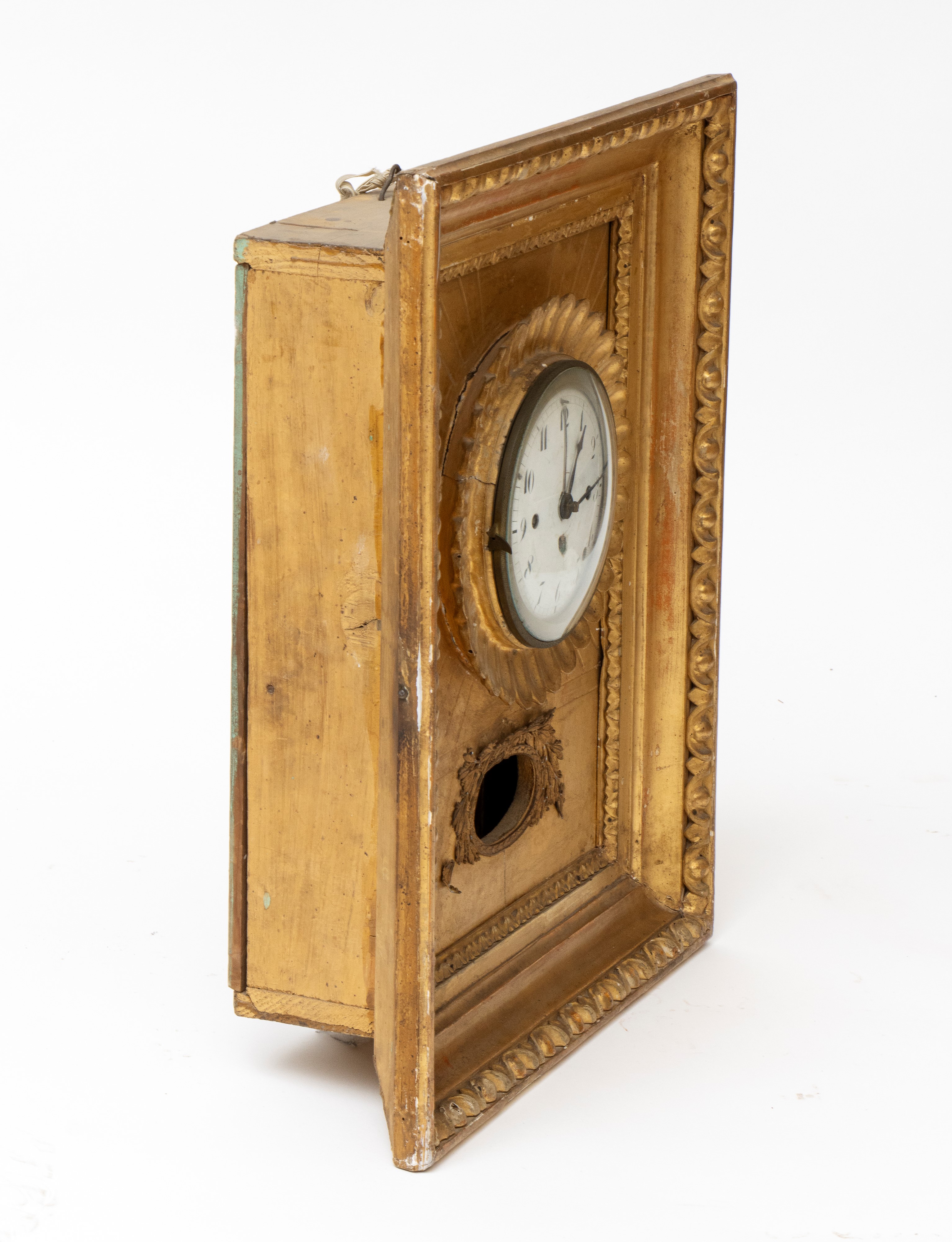 Austria inizio XIX secolo, Orologio a pendolo da parete in legno dorato