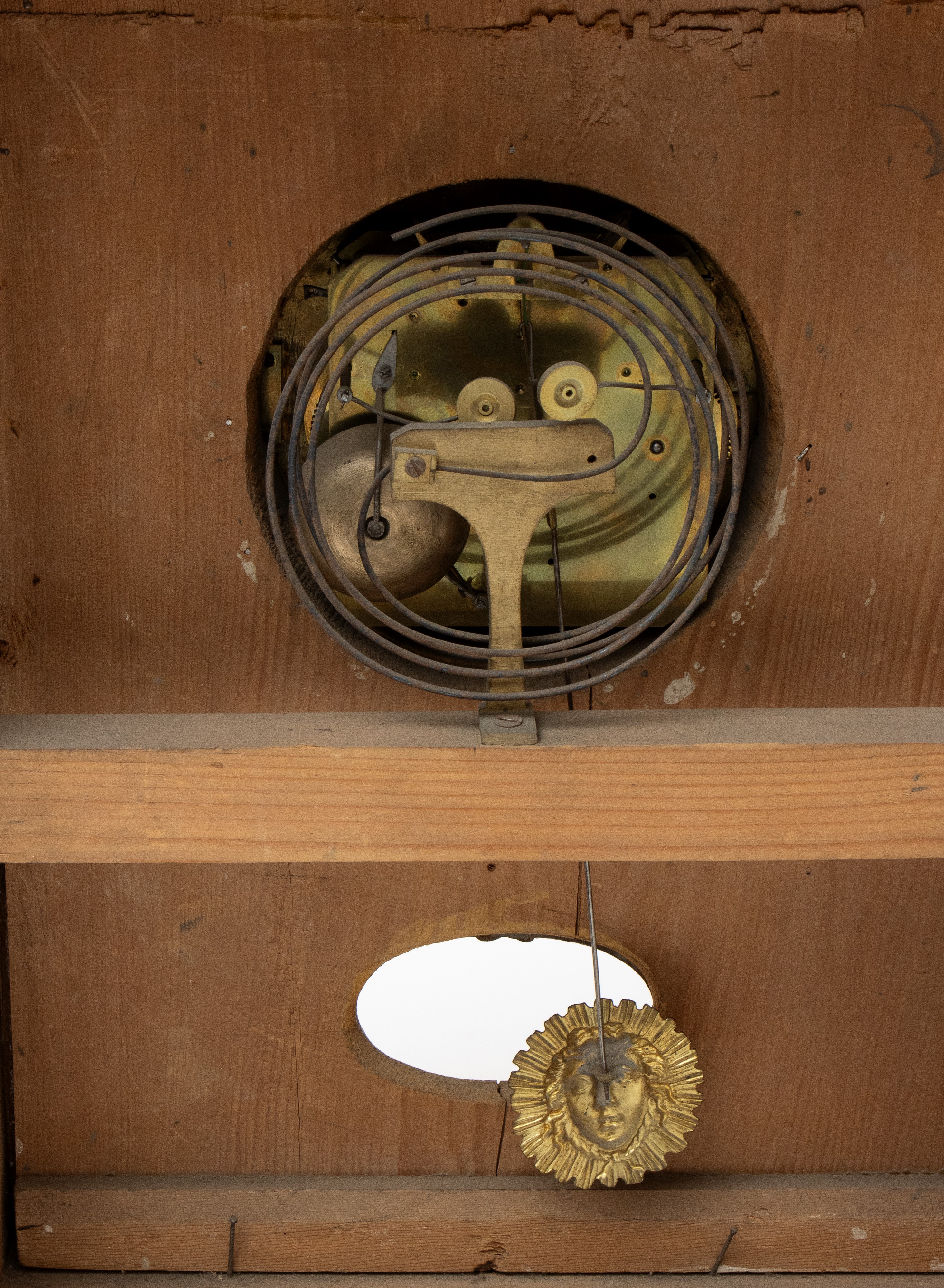 Austria inizio XIX secolo, Orologio a pendolo da parete in legno dorato