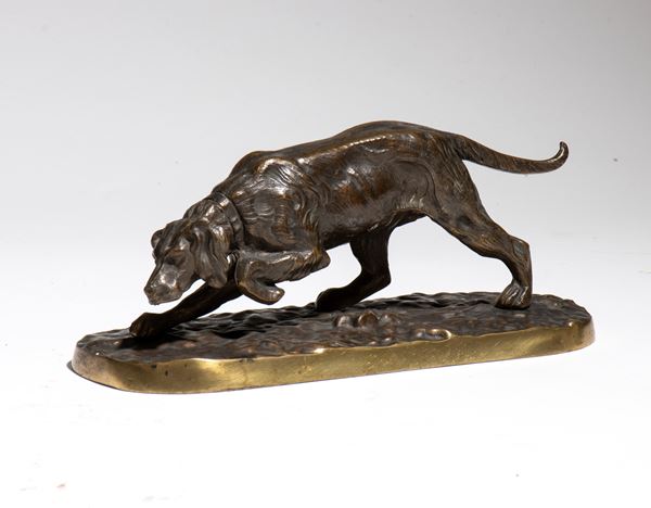 Bronze sculpture depicting a hunting dog