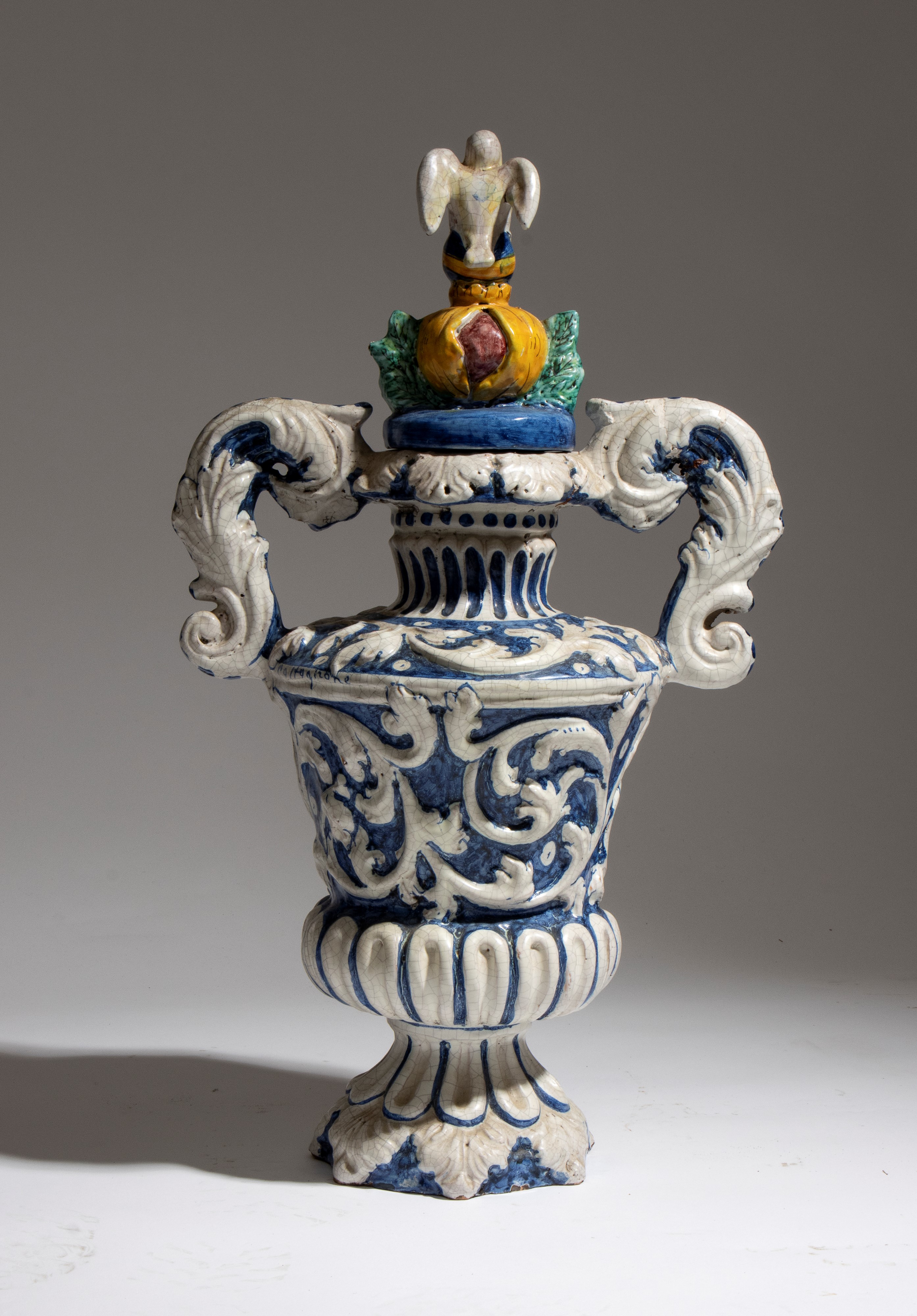 Besnik Harizi - Ceramica di Caltagirone, Vaso biansato blu e bianco (fine XX secolo)