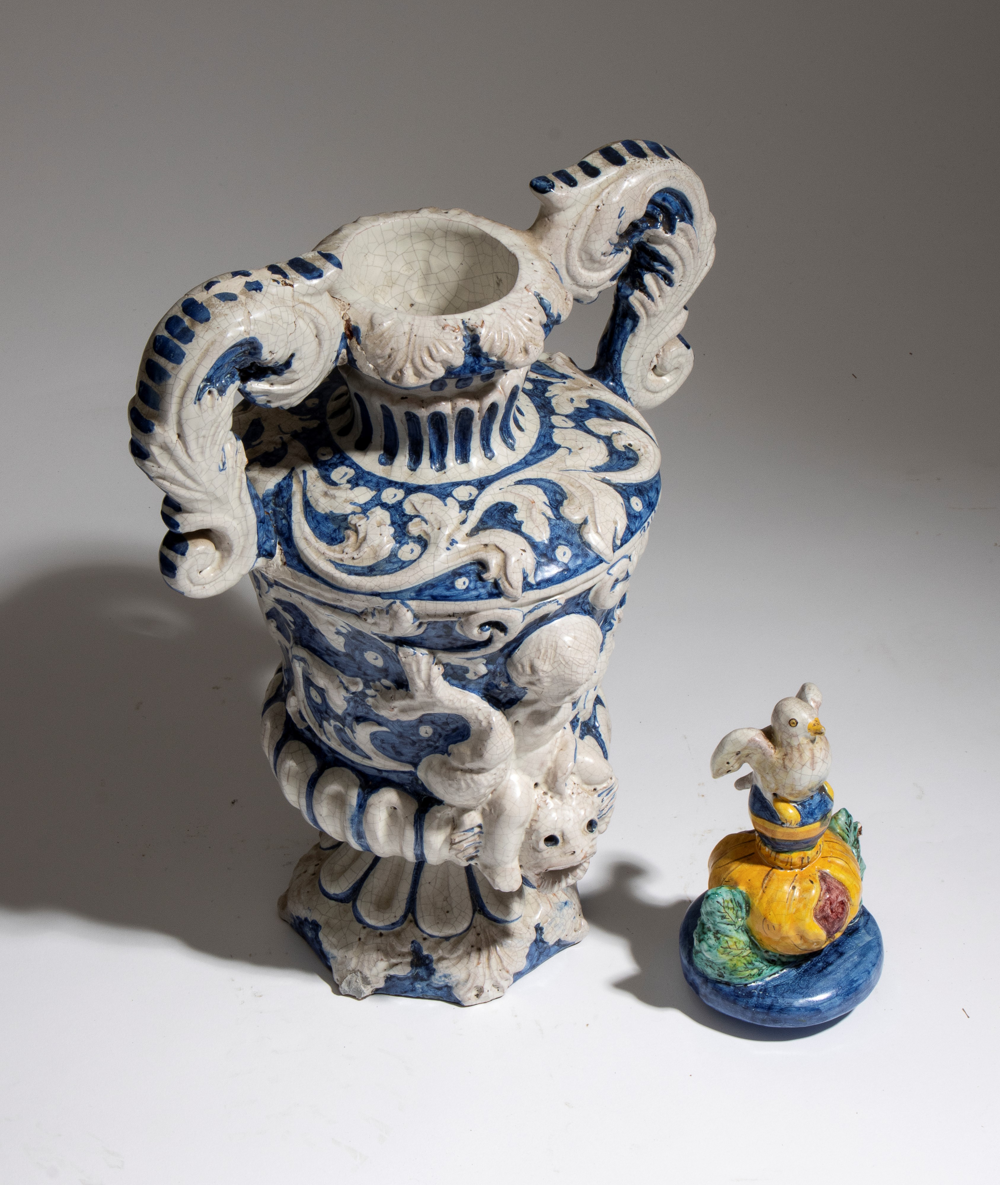 Besnik Harizi - Ceramica di Caltagirone, Vaso biansato blu e bianco (fine XX secolo)