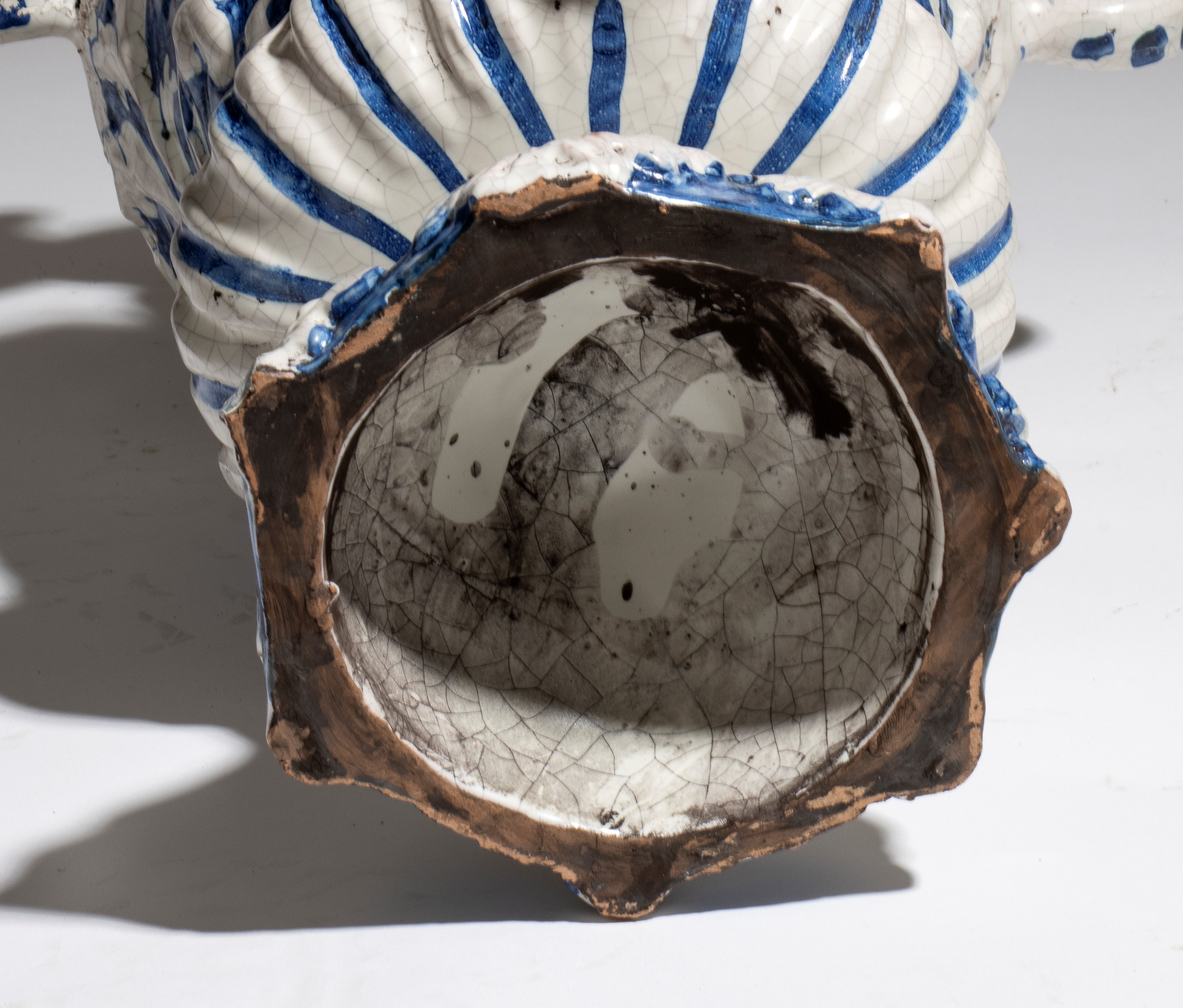 Besnik Harizi - Ceramica di Caltagirone, Vaso biansato blu e bianco (fine XX secolo)