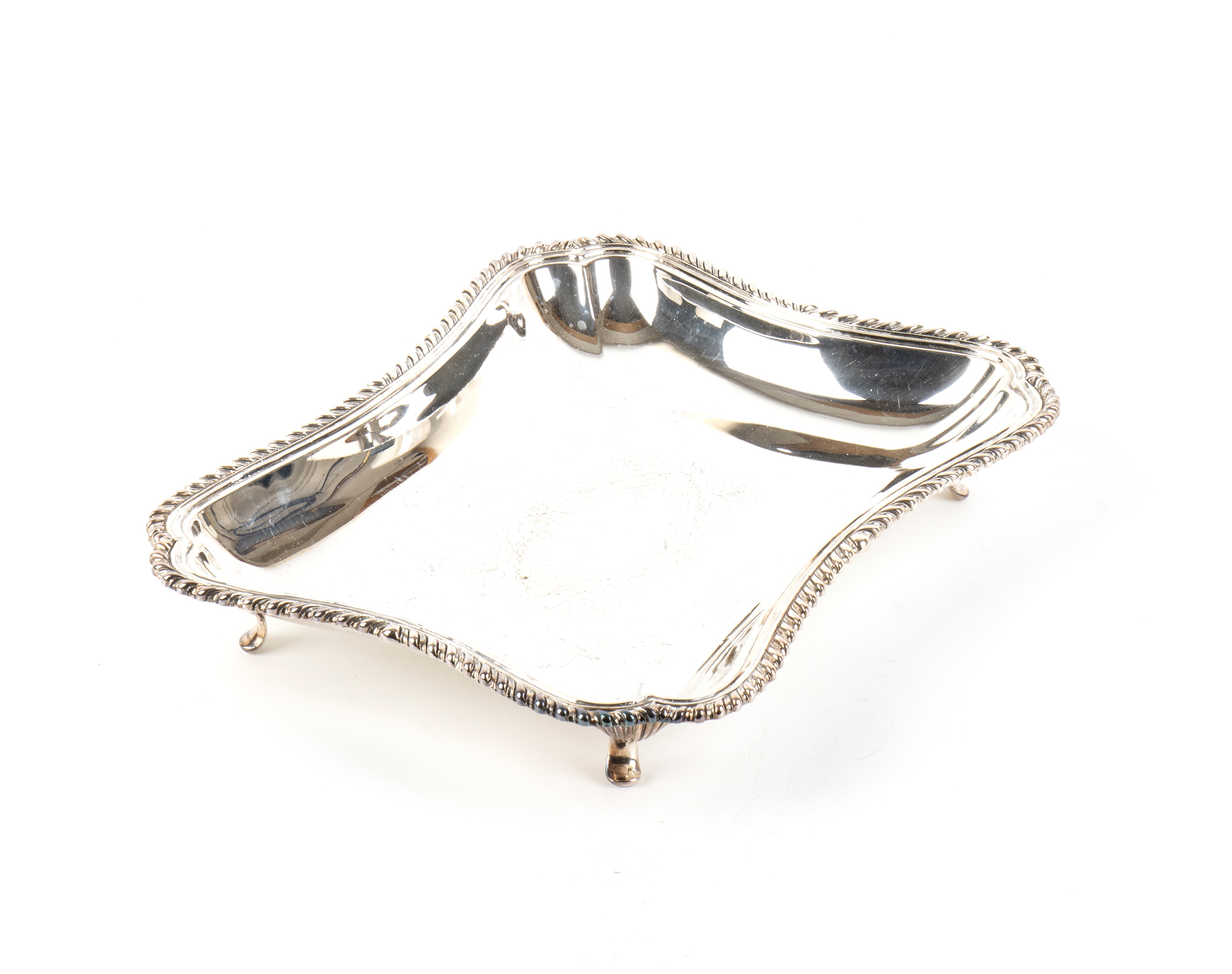 Cestino italiano in argento 800/1000, inciso floreale (1935-1945)