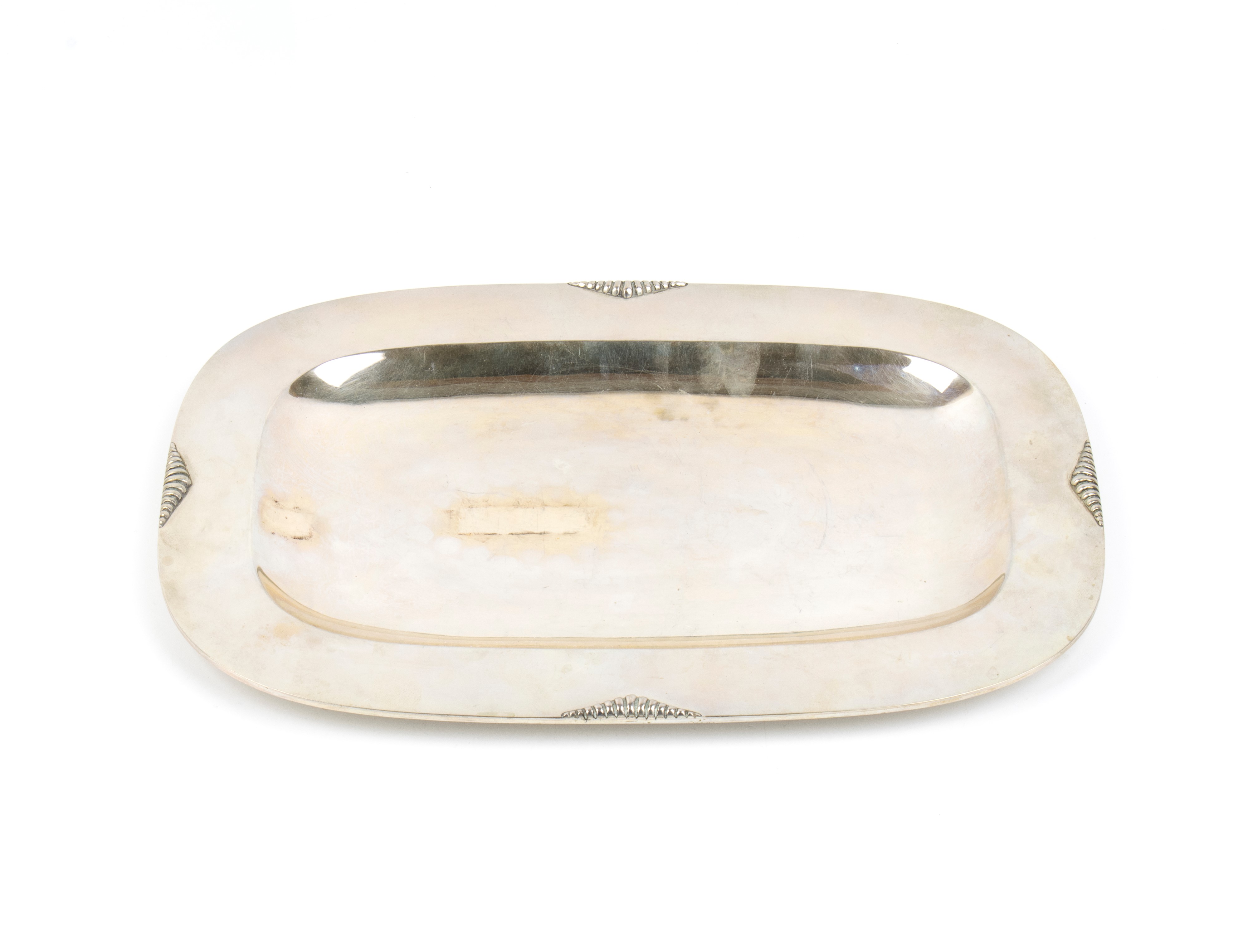 Vassoi italiani, coppia in argento 800/1000, punzoni “800 - 443 MI” e “800 - 39 PA”