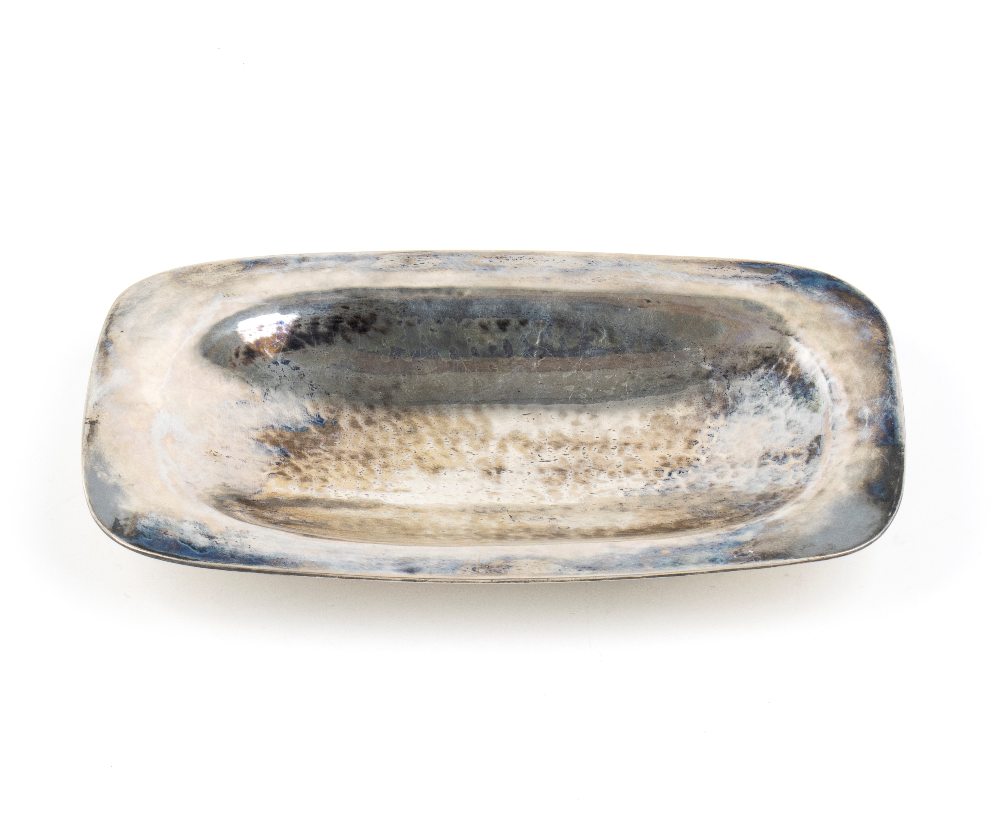 Vassoi italiani, coppia in argento 800/1000, punzoni “800 - 443 MI” e “800 - 39 PA”