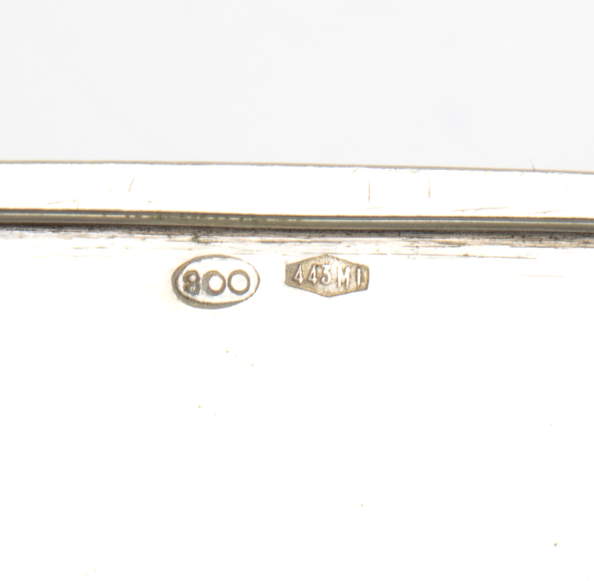 Vassoi italiani, coppia in argento 800/1000, punzoni “800 - 443 MI” e “800 - 39 PA”