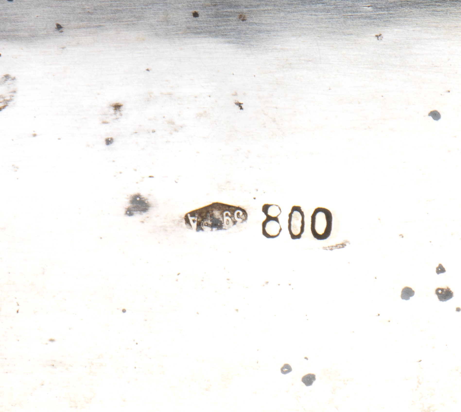 Vassoi italiani, coppia in argento 800/1000, punzoni “800 - 443 MI” e “800 - 39 PA”