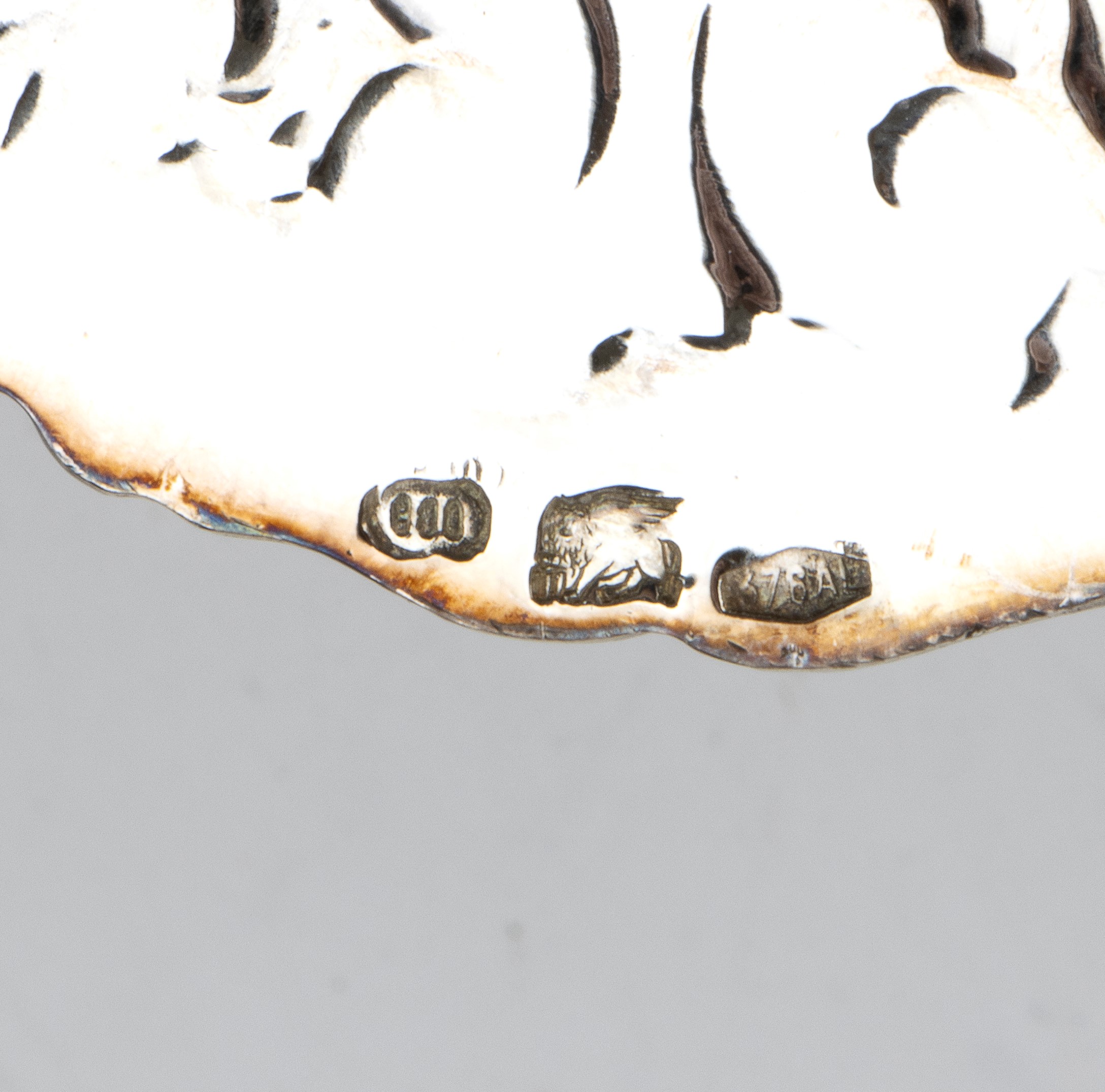 Argenteria italiana del XX secolo, due piatti in argento 800/1000