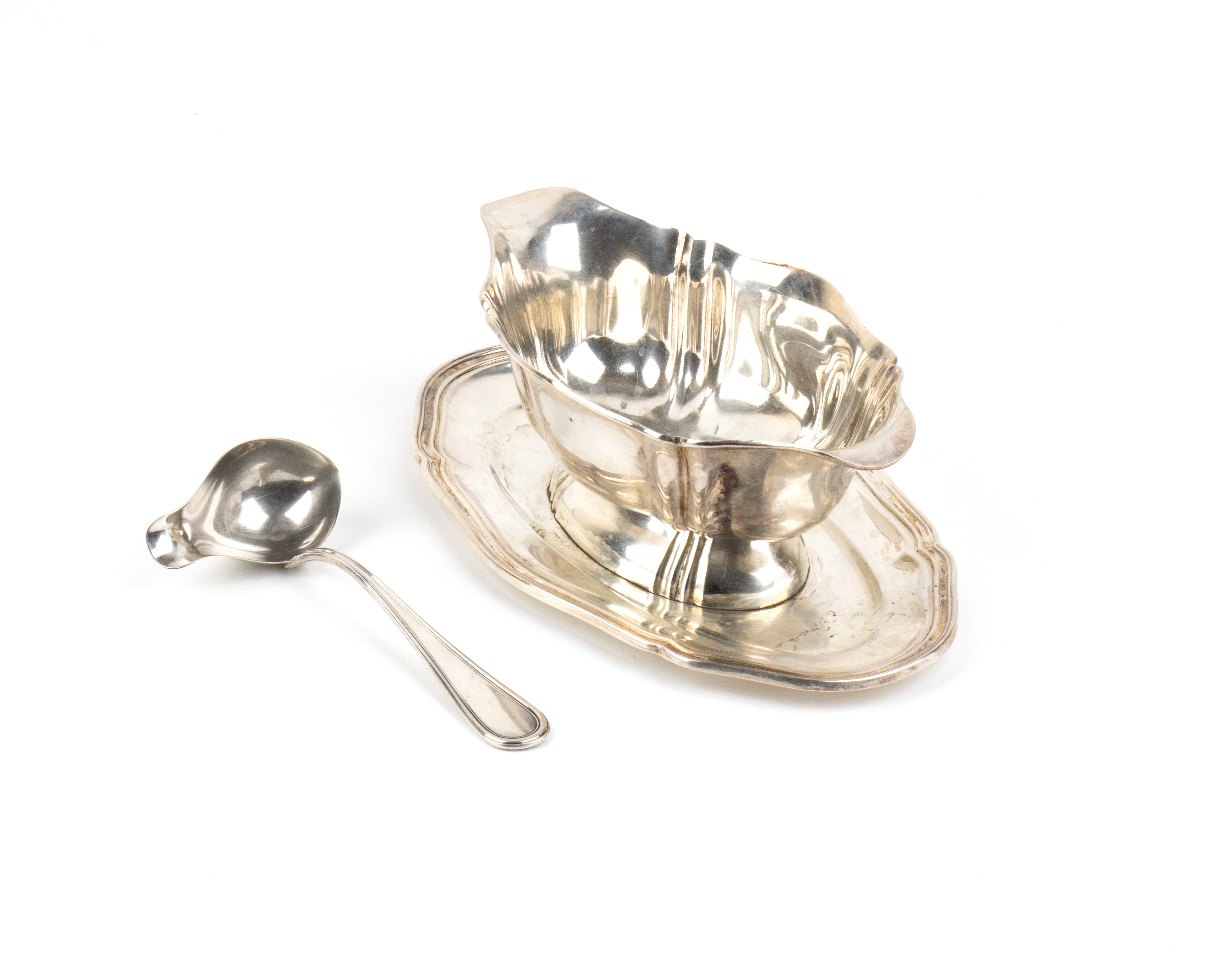 Argenteria italiana, Salsiera ovale sagomata in argento 800/1000 con cucchiaio, prima metà del XX...