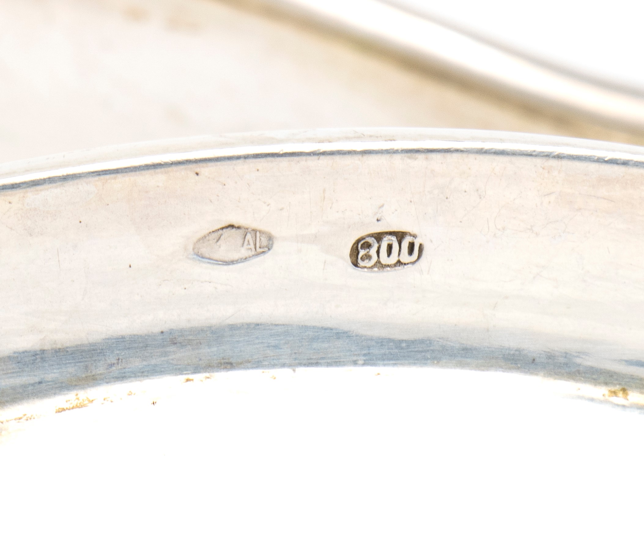 Argenteria italiana, Salsiera ovale sagomata in argento 800/1000 con cucchiaio, prima metà del XX...