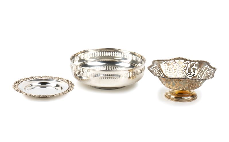 Gruppo di tre cestini italiani, argento 800, traforo, metà XX secolo
