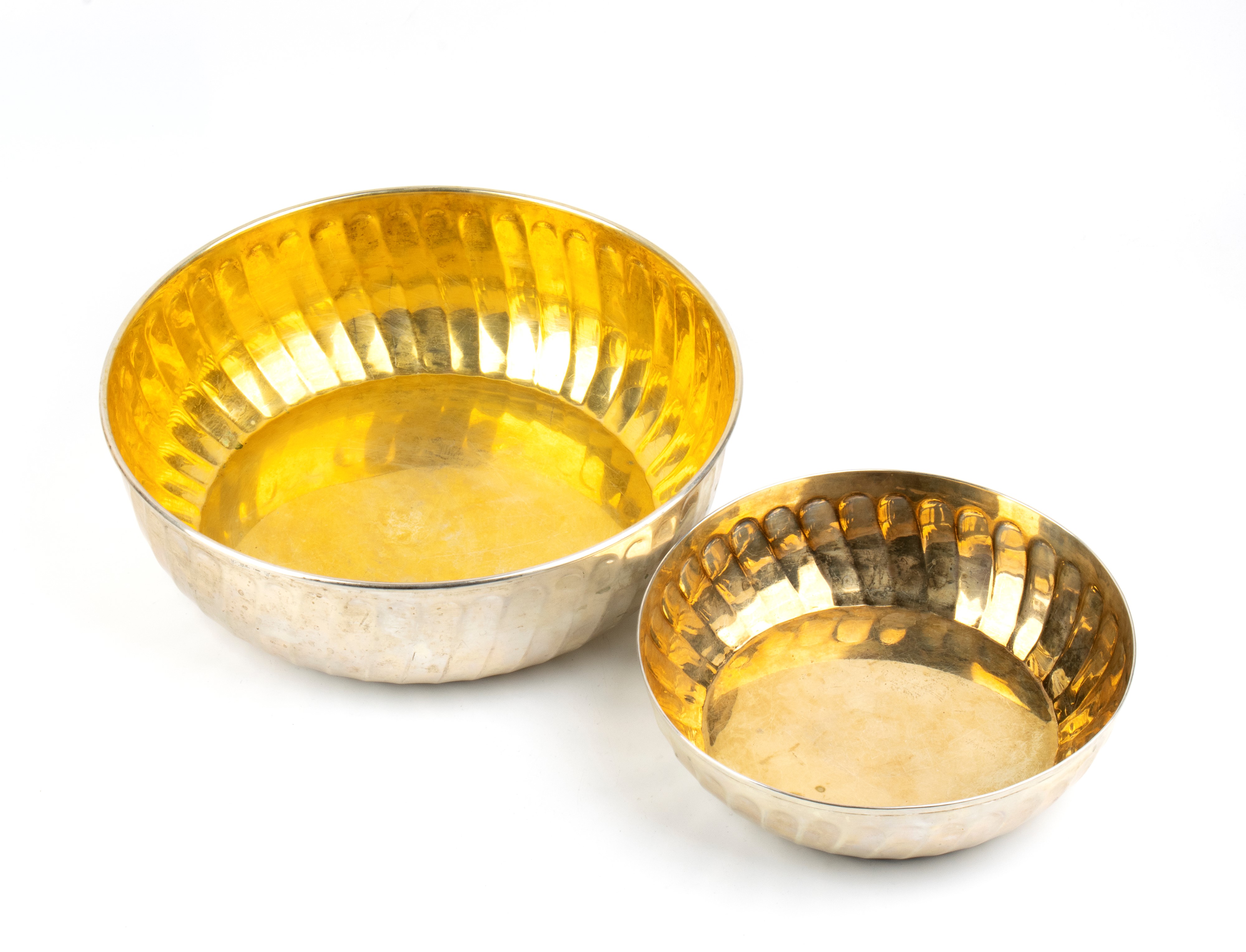 Argenteria italiana, Coppia di ciotole rotonde in argento 800/1000 (punzoni “I LEONI” e lavorazio...