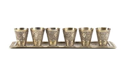 Gruppo in argento, 6 bicchieri e vassoio rettangolare inciso (XX secolo)
