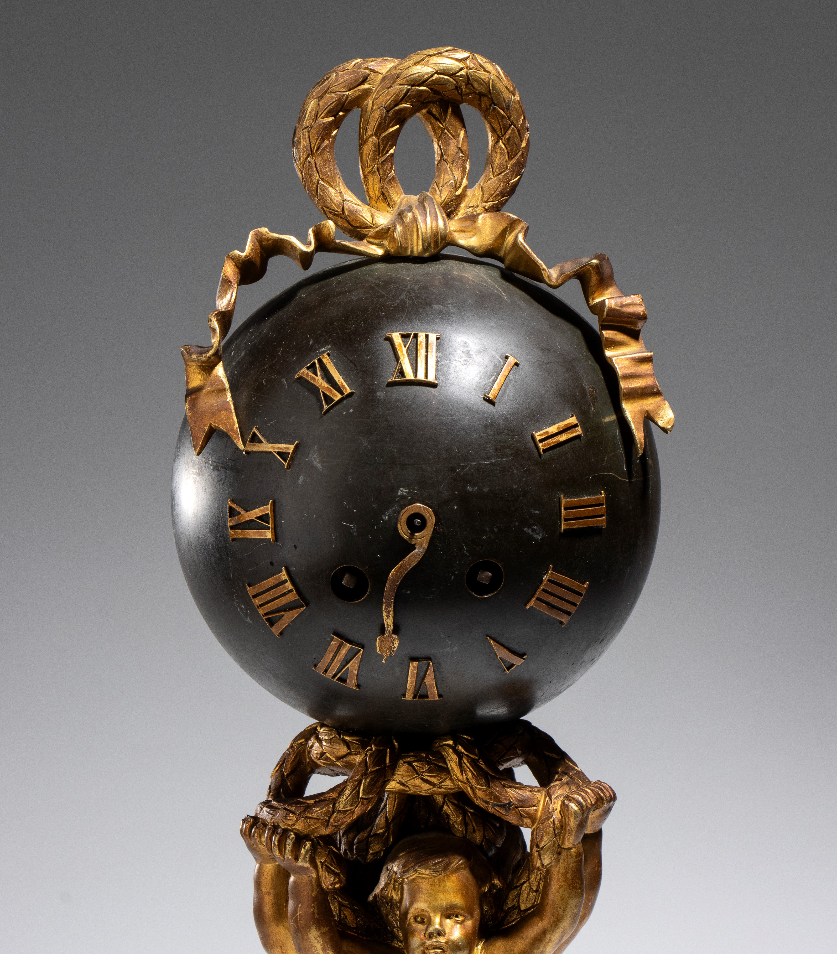 Alfred Daubrée - Orologio “Pendule au Globe” da tavolo in bronzo dorato, stile Luigi XVI