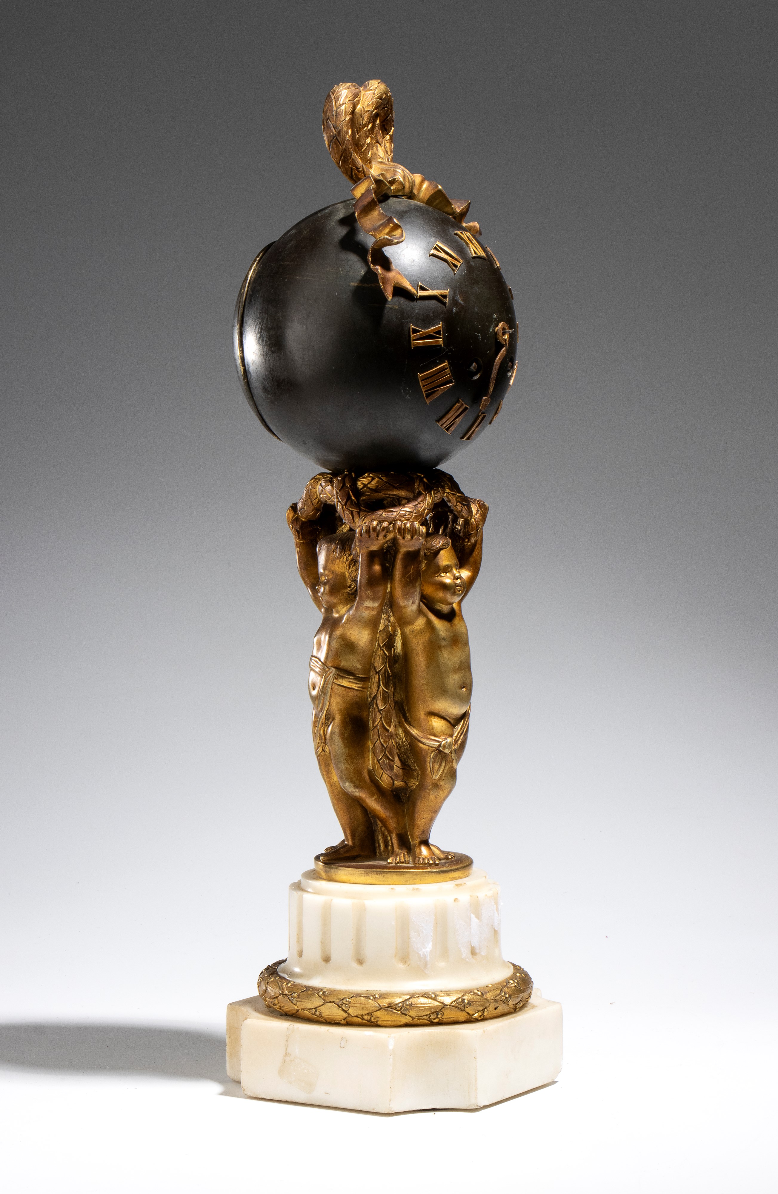 Alfred Daubrée - Orologio “Pendule au Globe” da tavolo in bronzo dorato, stile Luigi XVI