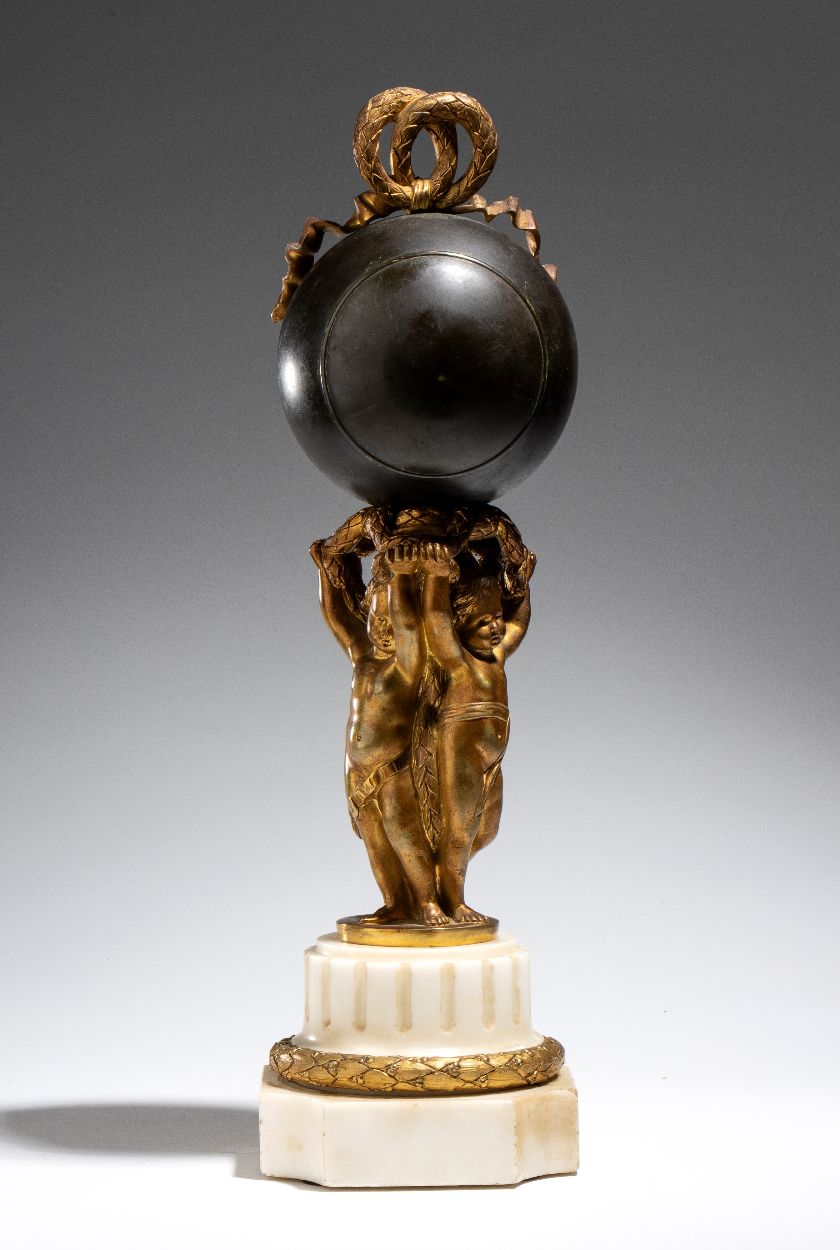 Alfred Daubrée - Orologio “Pendule au Globe” da tavolo in bronzo dorato, stile Luigi XVI