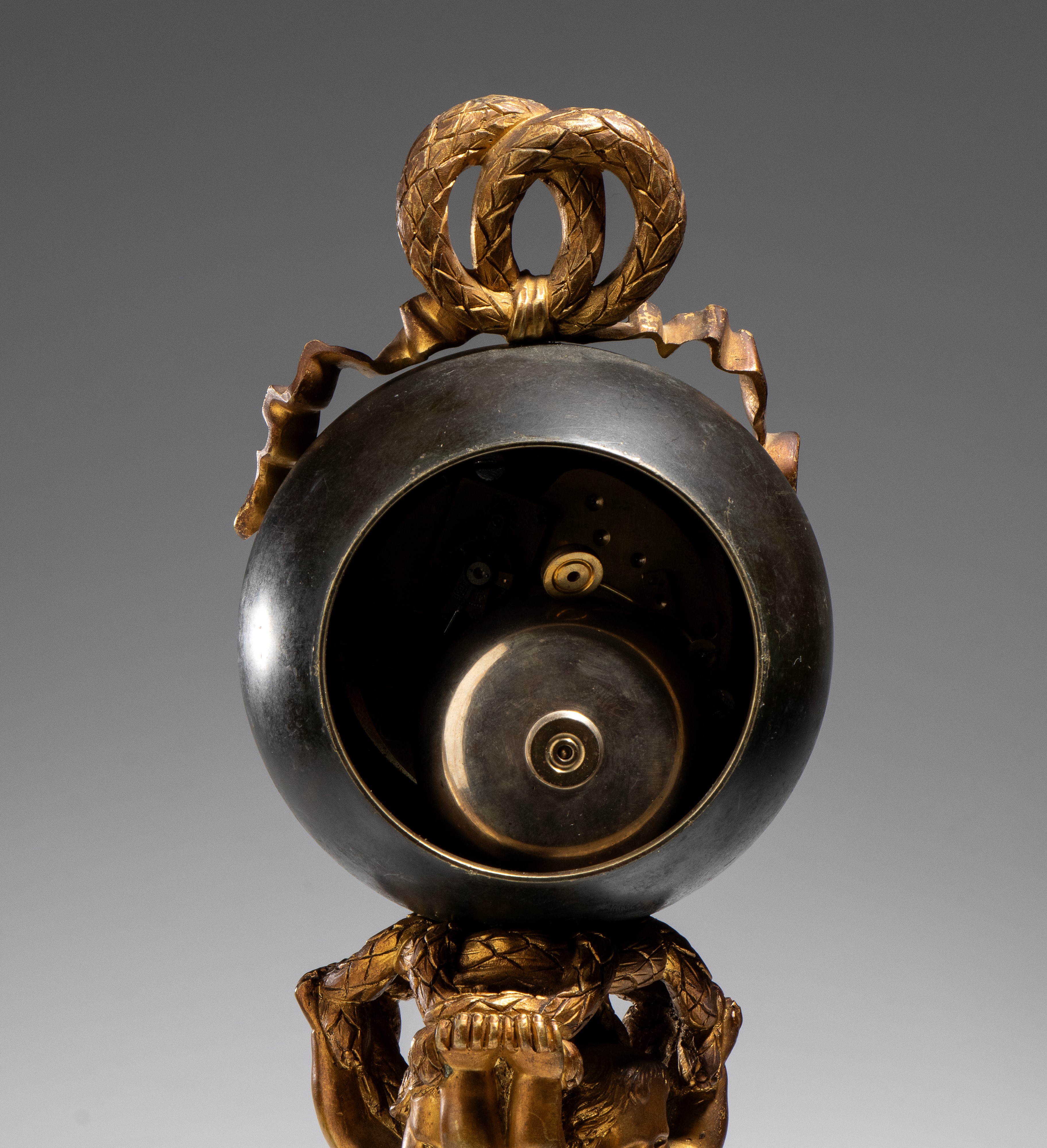 Alfred Daubrée - Orologio “Pendule au Globe” da tavolo in bronzo dorato, stile Luigi XVI