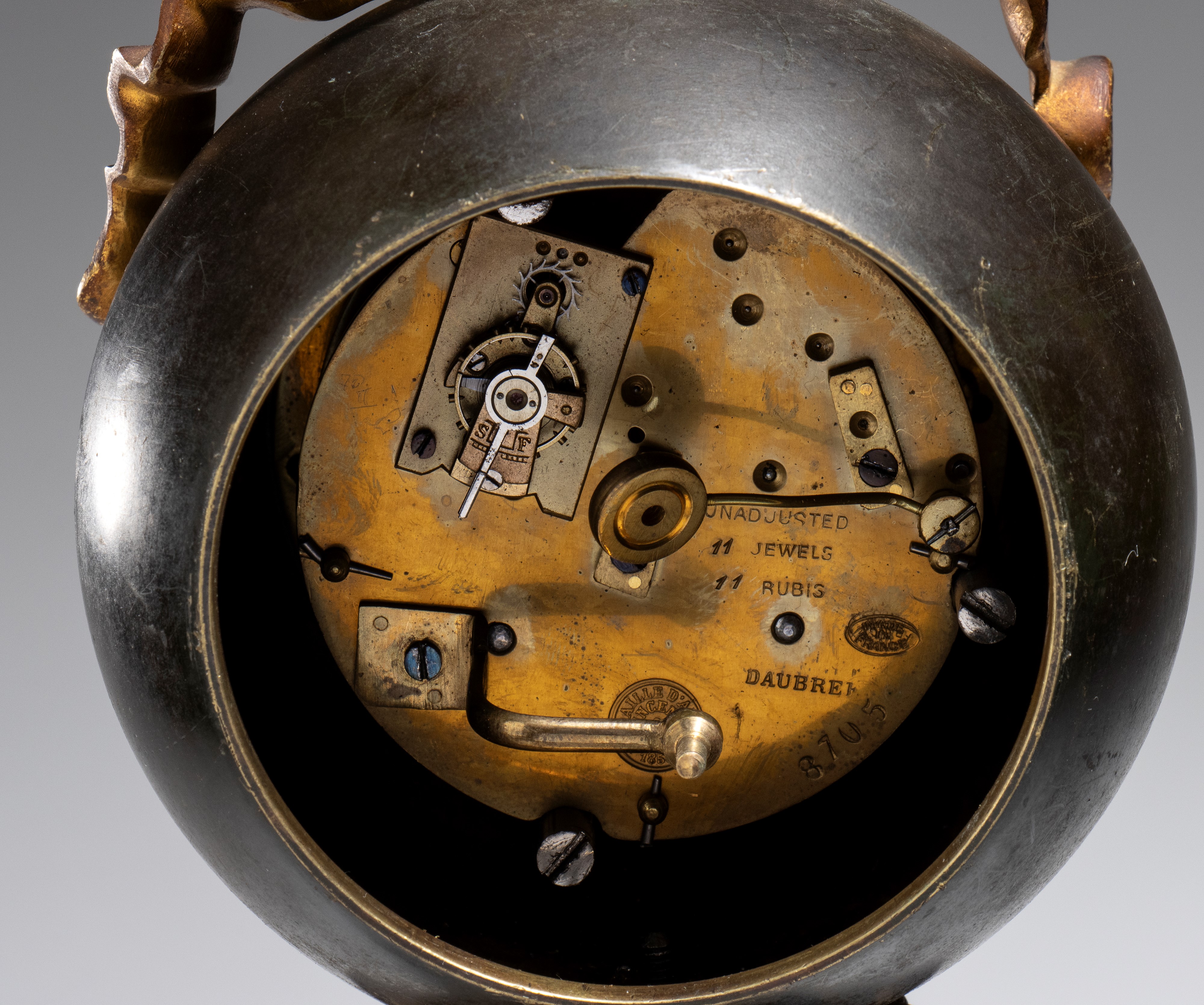 Alfred Daubrée - Orologio “Pendule au Globe” da tavolo in bronzo dorato, stile Luigi XVI