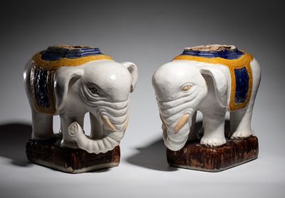 Coppia di vasi in terracotta a forma di elefante, XX secolo