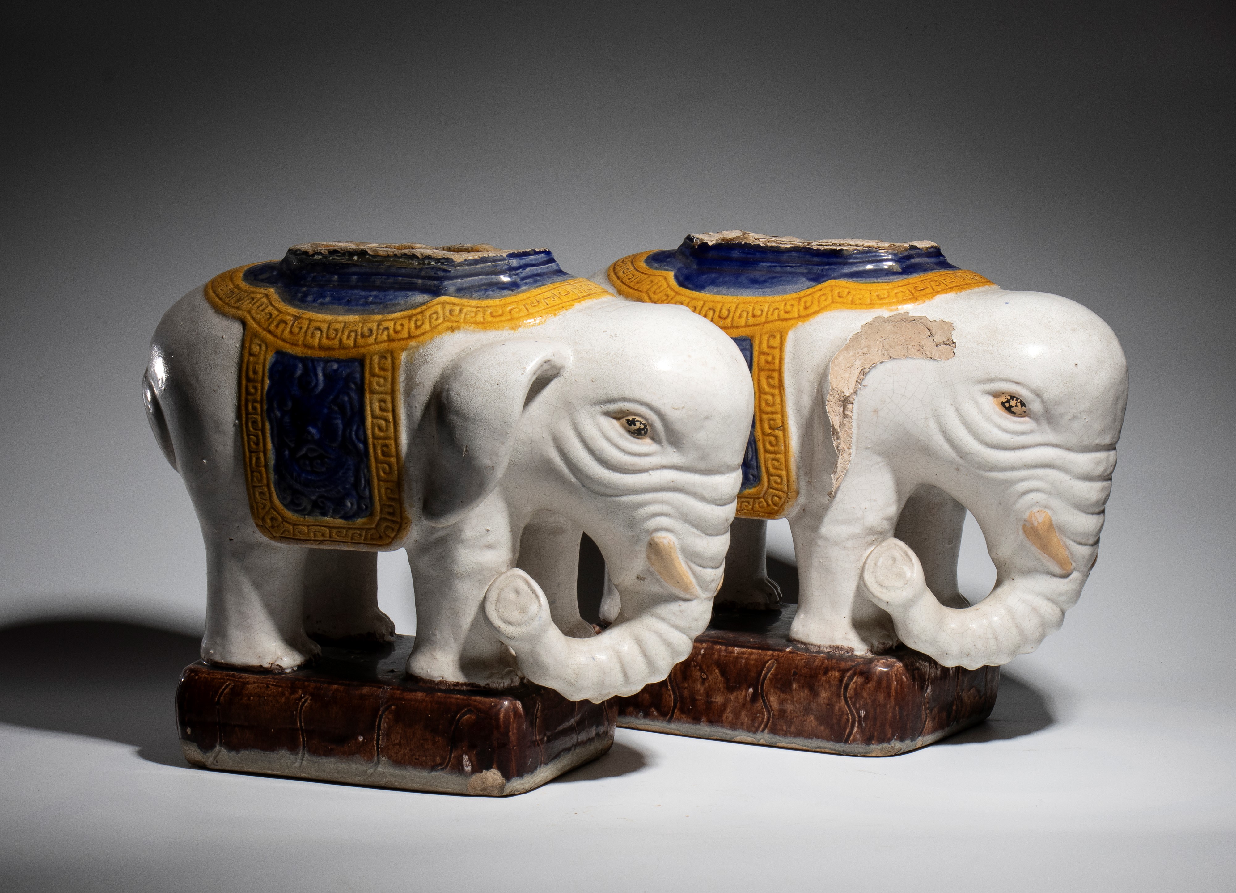 Coppia di vasi in terracotta a forma di elefante, XX secolo