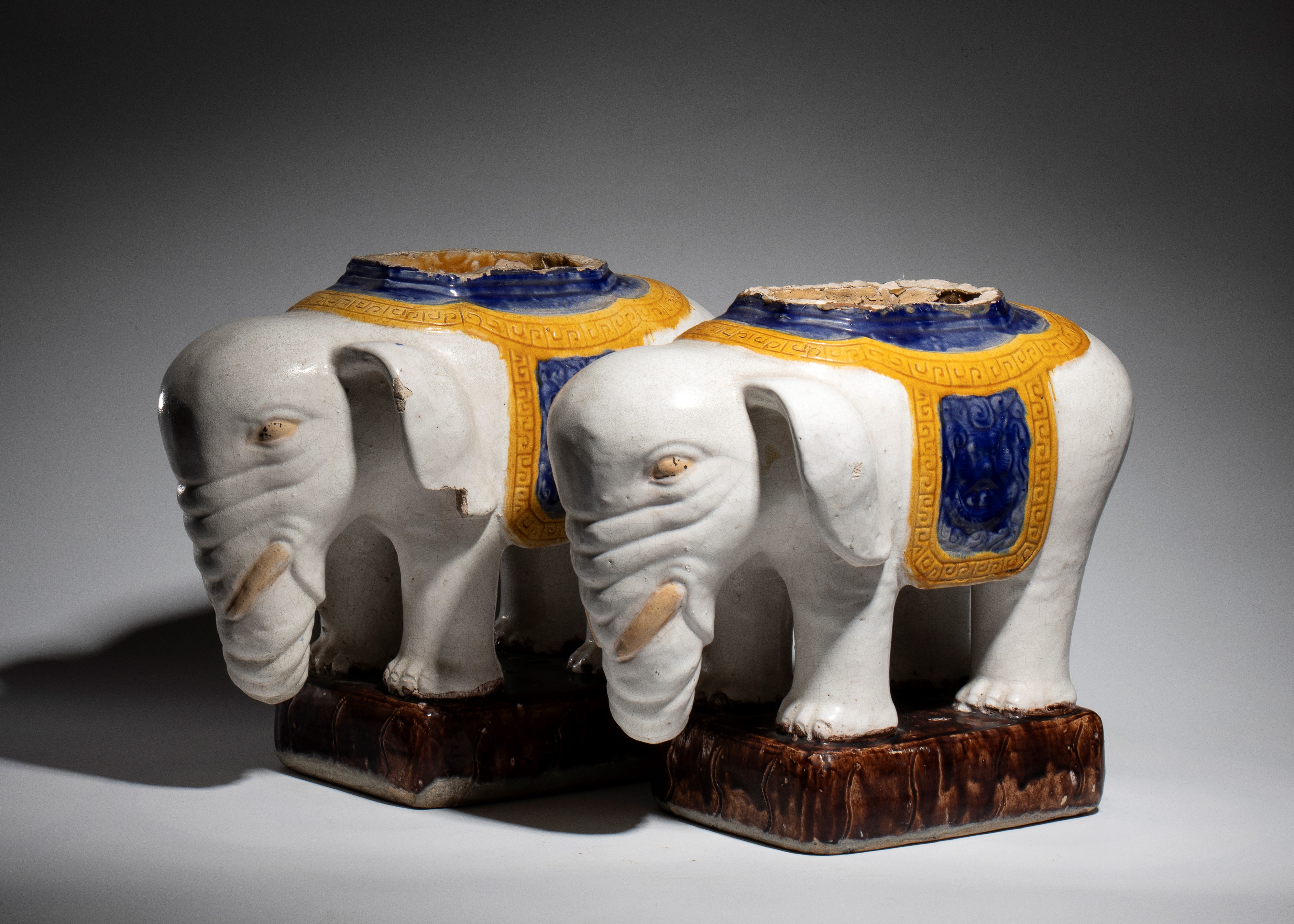 Coppia di vasi in terracotta a forma di elefante, XX secolo