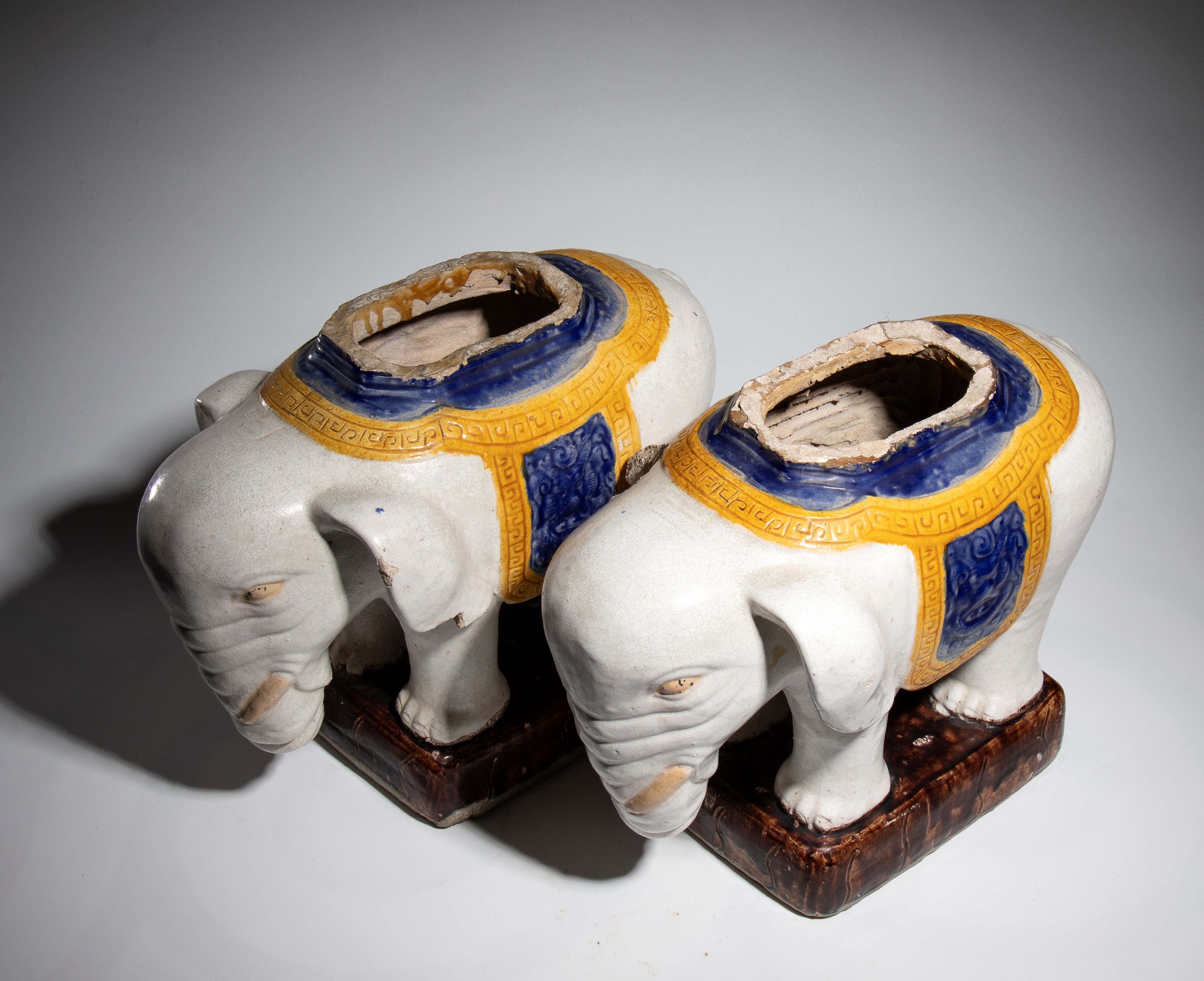 Coppia di vasi in terracotta a forma di elefante, XX secolo