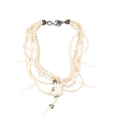 Collana in perle con corallo bianco e chiusura in argento