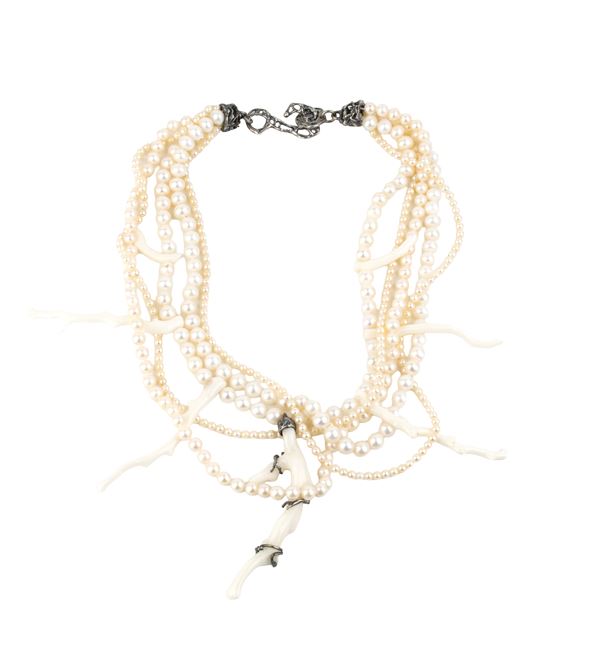 Collana di perle con corallo bianco e chiusura in argento 