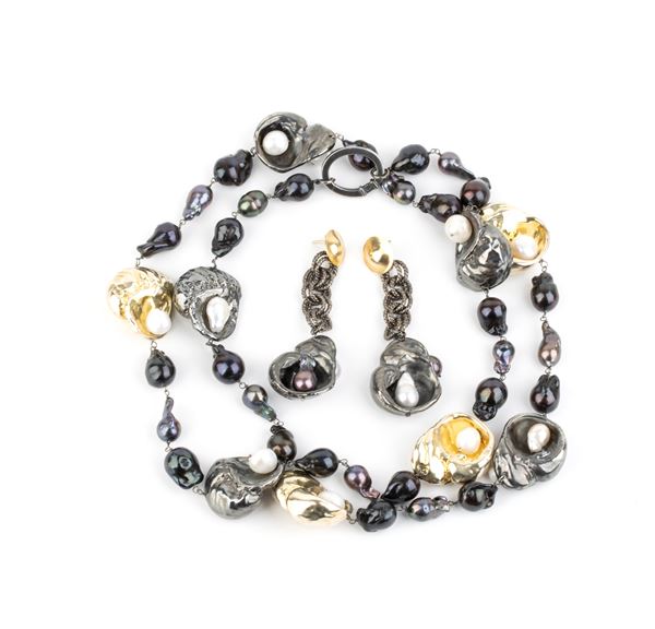 Demi parure composta da una collana ed un paio di orecchini in perle di fiume ed argento