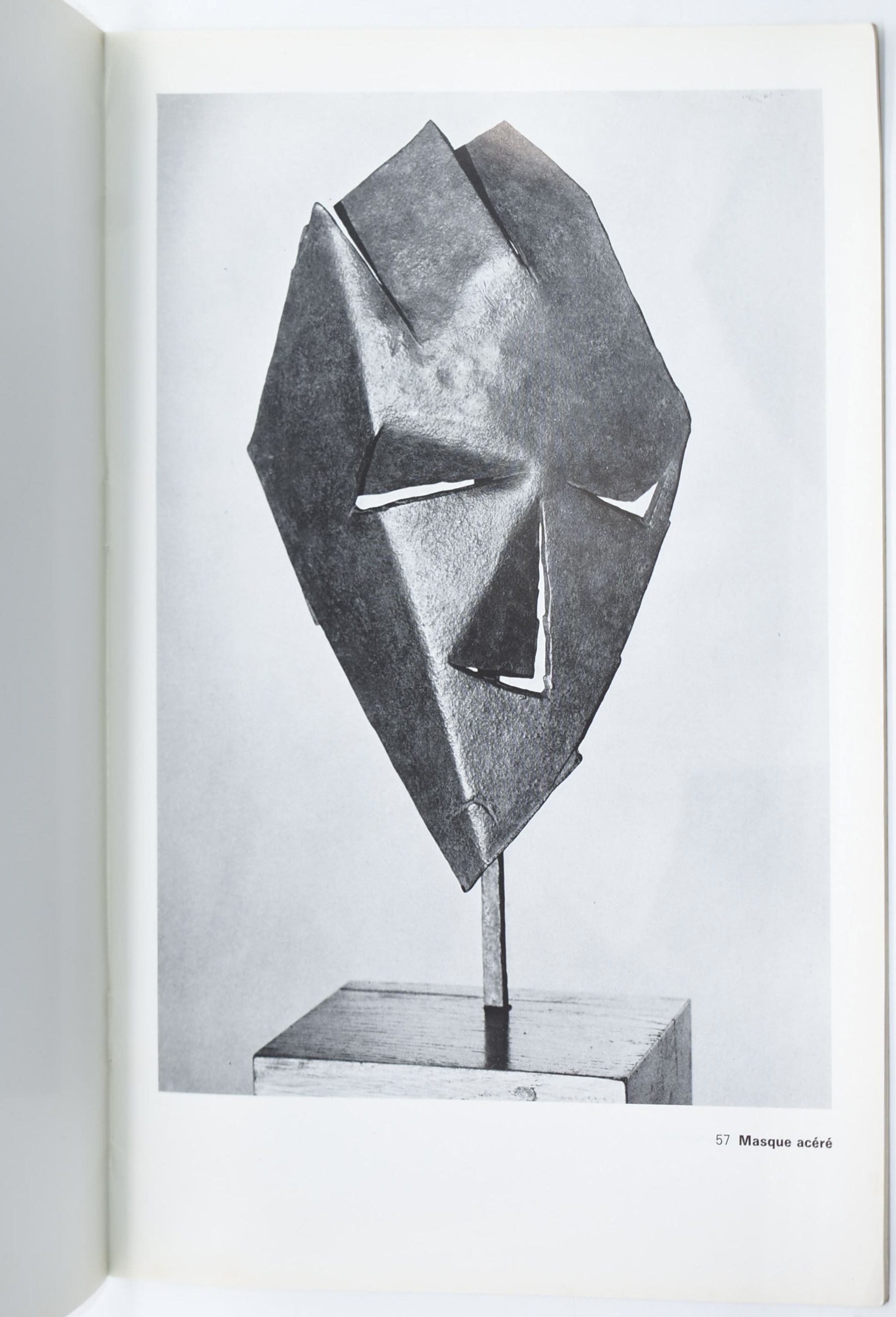 Catalogo, Periplo della scultura italiana contemporanea; Julio González, Les matériaux de son exp...