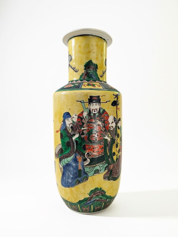 Vaso cinese a figure su fondo a smalto giallo. Cina, periodo Repubblica. XX secolo