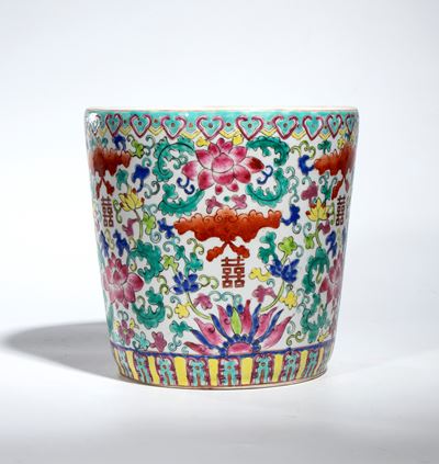 Cachepot in porcellana a smalti policromi, decorato con simbolo della “doppia felicità” e motivi ...