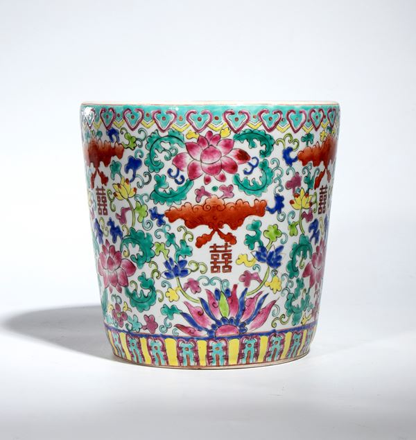 A polychrome enameled porcelain cachepot decorated with the "double happiness" symbol and floral motifs. China, 20th century.
