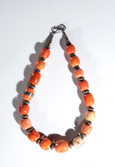 Bracciale di perle di corallo, Tibet o Nepal, XX secolo