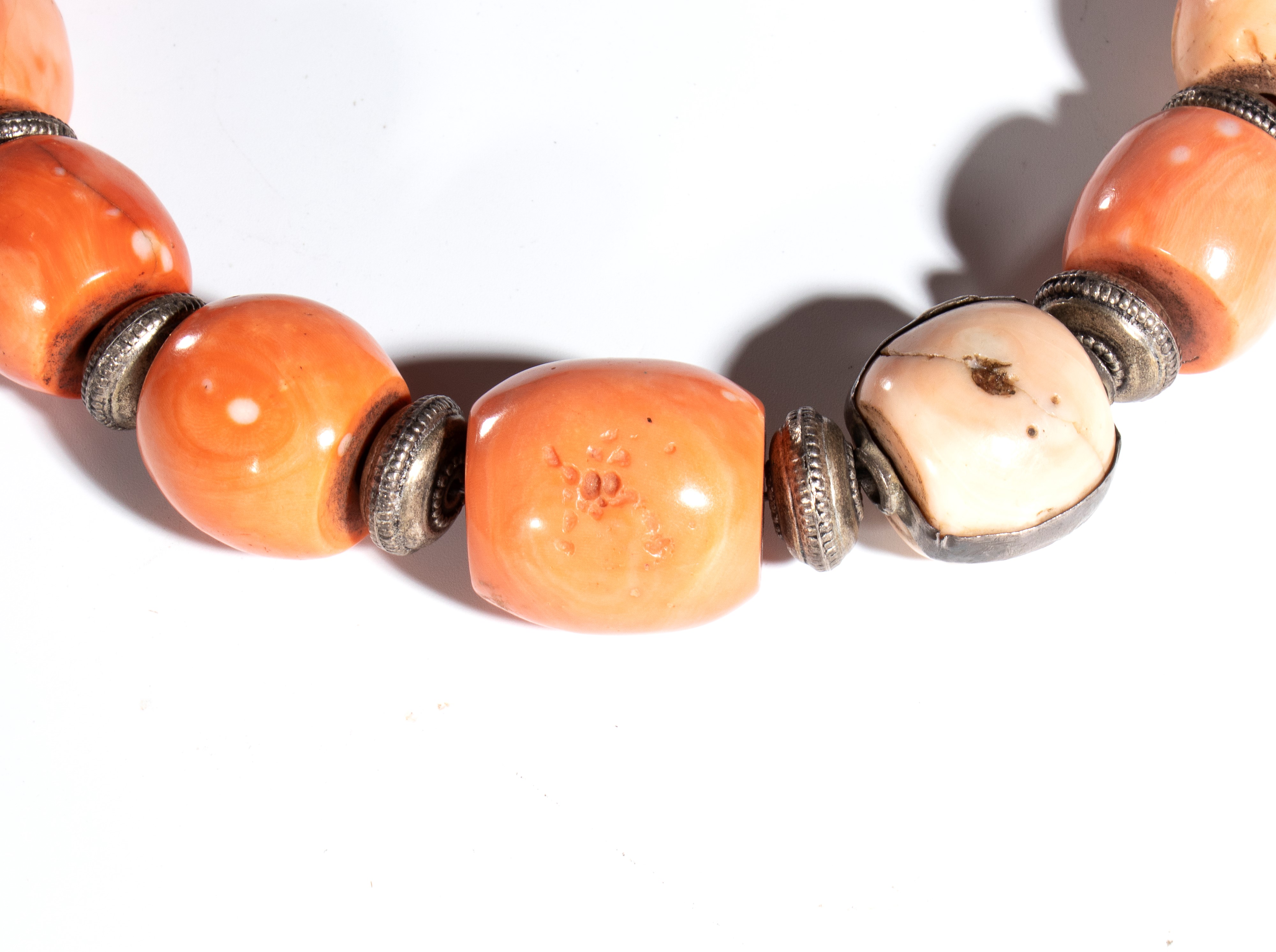 Bracciale di perle di corallo, Tibet o Nepal, XX secolo