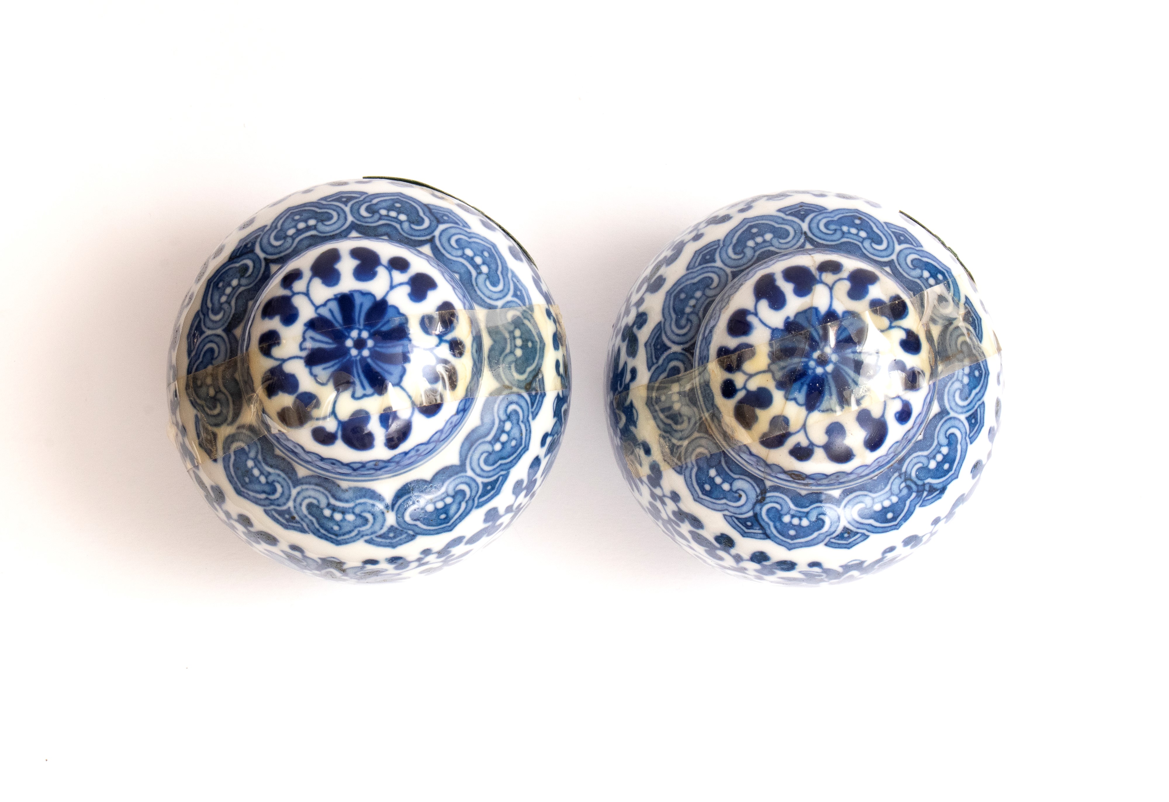 Coppia di piccoli contenitori, porcellana bianca e blu, Cina, XX secolo