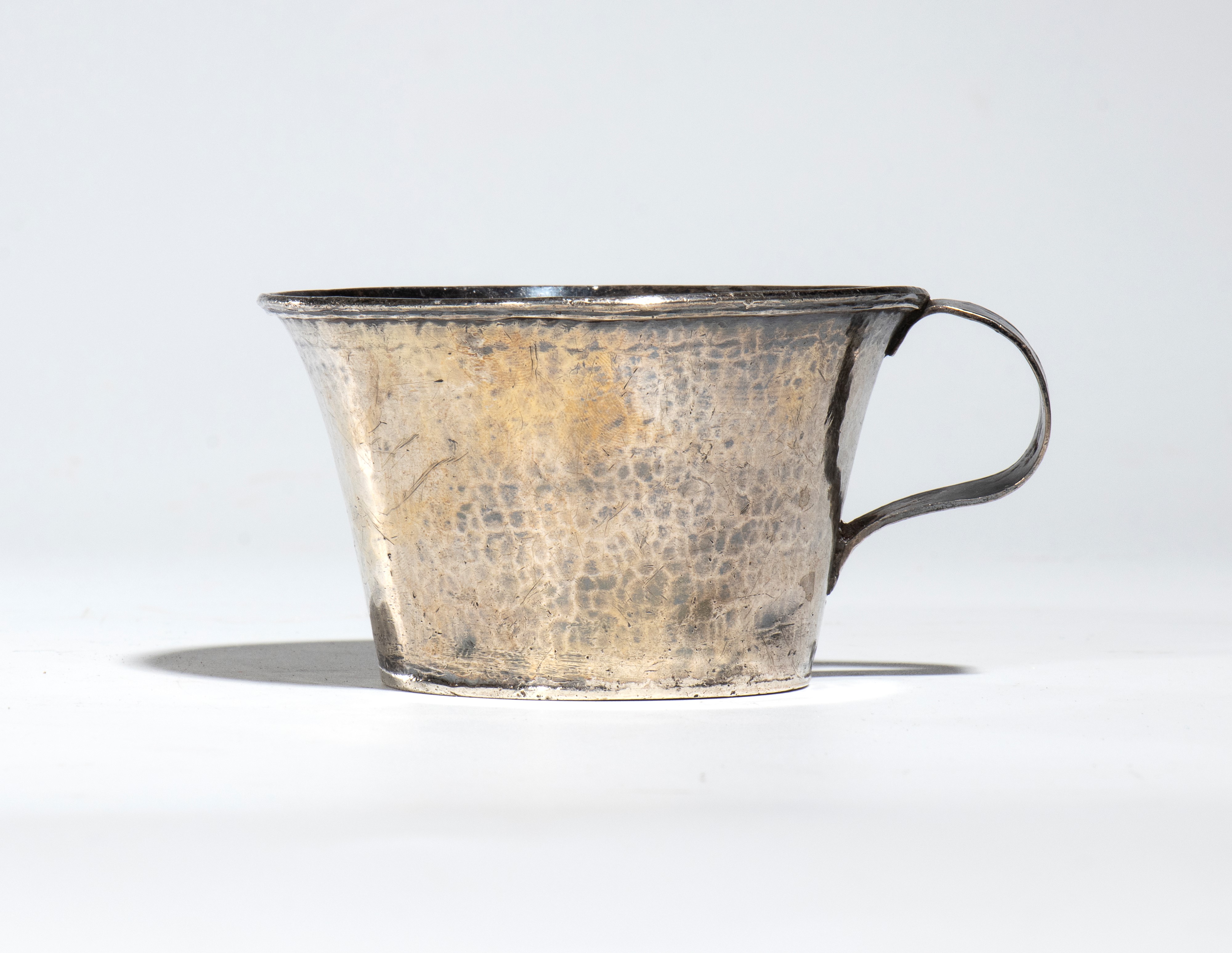 Tazza con manico, metallo argentato, Tibet, XX secolo