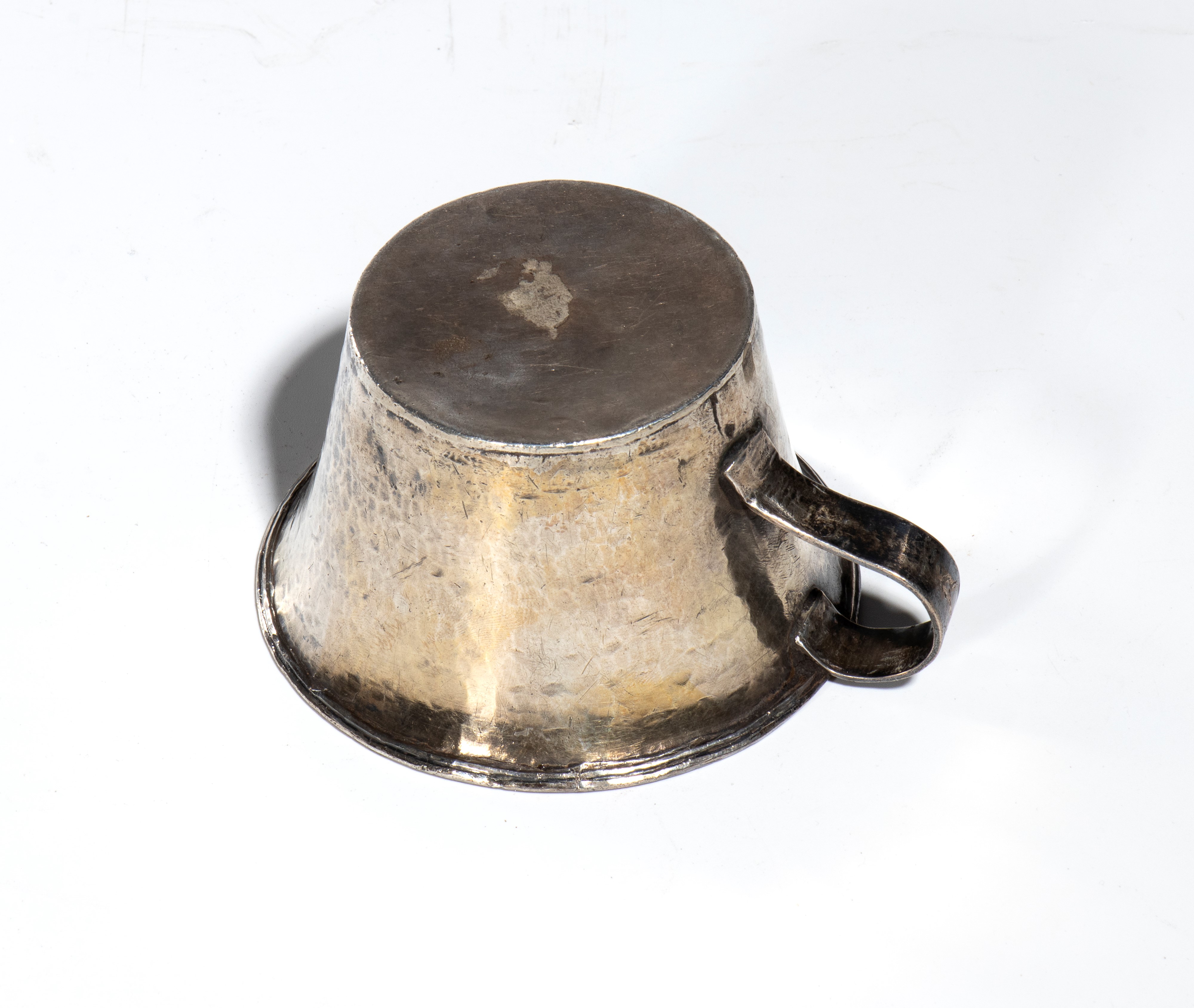 Tazza con manico, metallo argentato, Tibet, XX secolo