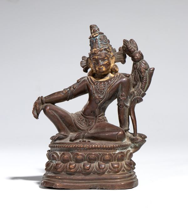 Figura di bodhisattva seduto su una base a doppio lotto in bronzo. India, XX secolo