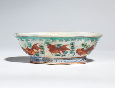 Cina, Alzata polilobata decorata con pesci in rosso di ferro e elementi blu (fine dinastia Qing, ...