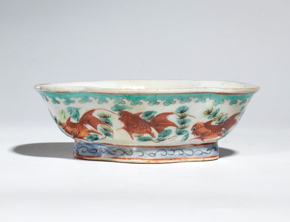 A polylobed stand decorated with red iron fish and blue decorations on the foot. China, late Qing Dynasty, 20th century.