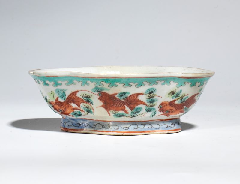 Cina, Alzata polilobata decorata con pesci in rosso di ferro e elementi blu (fine dinastia Qing, ...